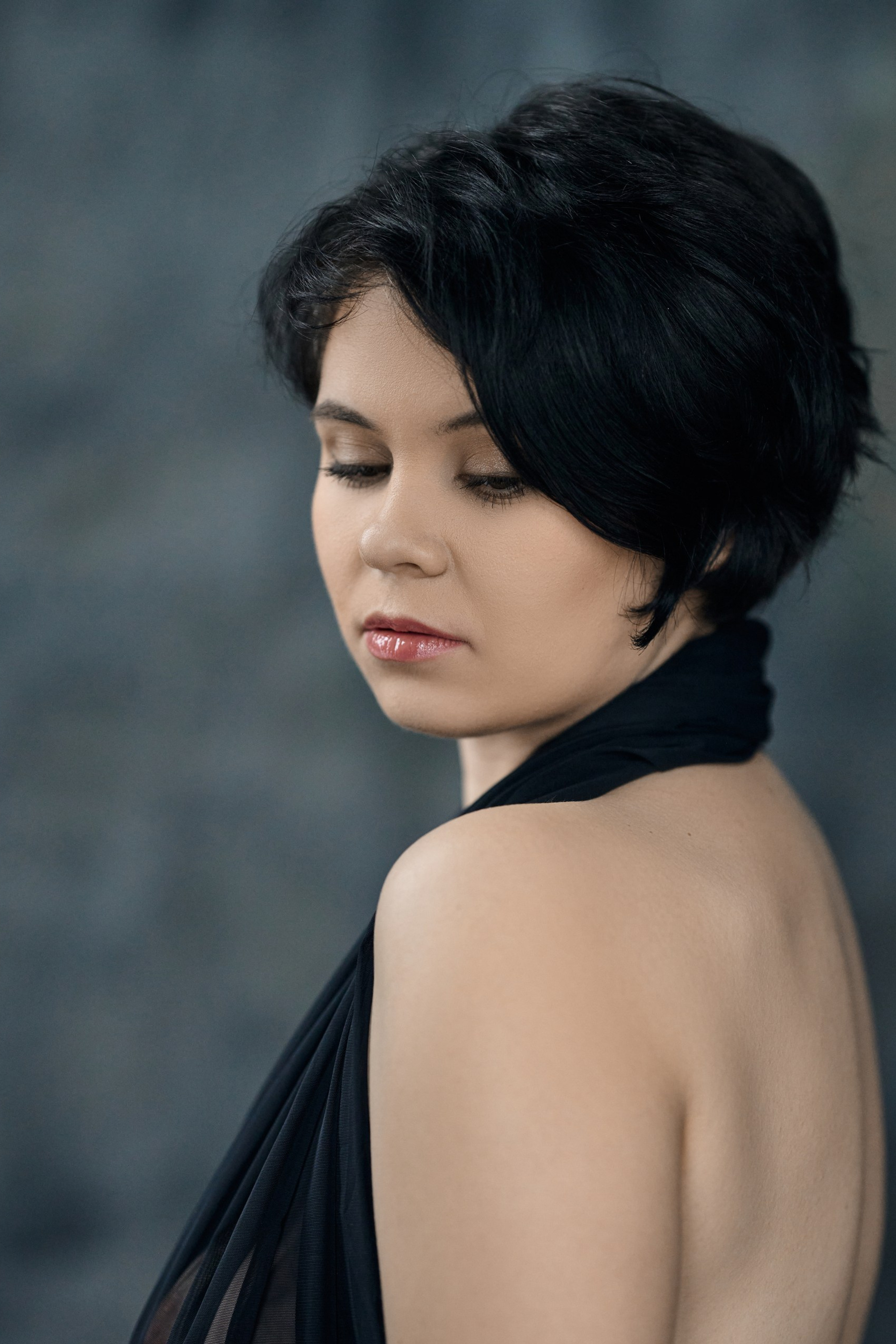 Весенняя съёмка девшуки с фиолетовыми тюльпанами