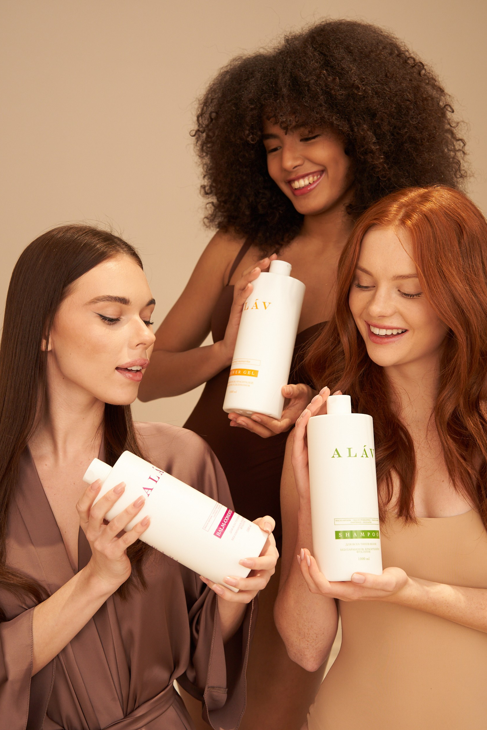 Фотограф косметики для маркетплейсов Ozon, Wildberries в Москве. Знаю специфику: фото на белом фоне, размеры, детализация. Для селлеров