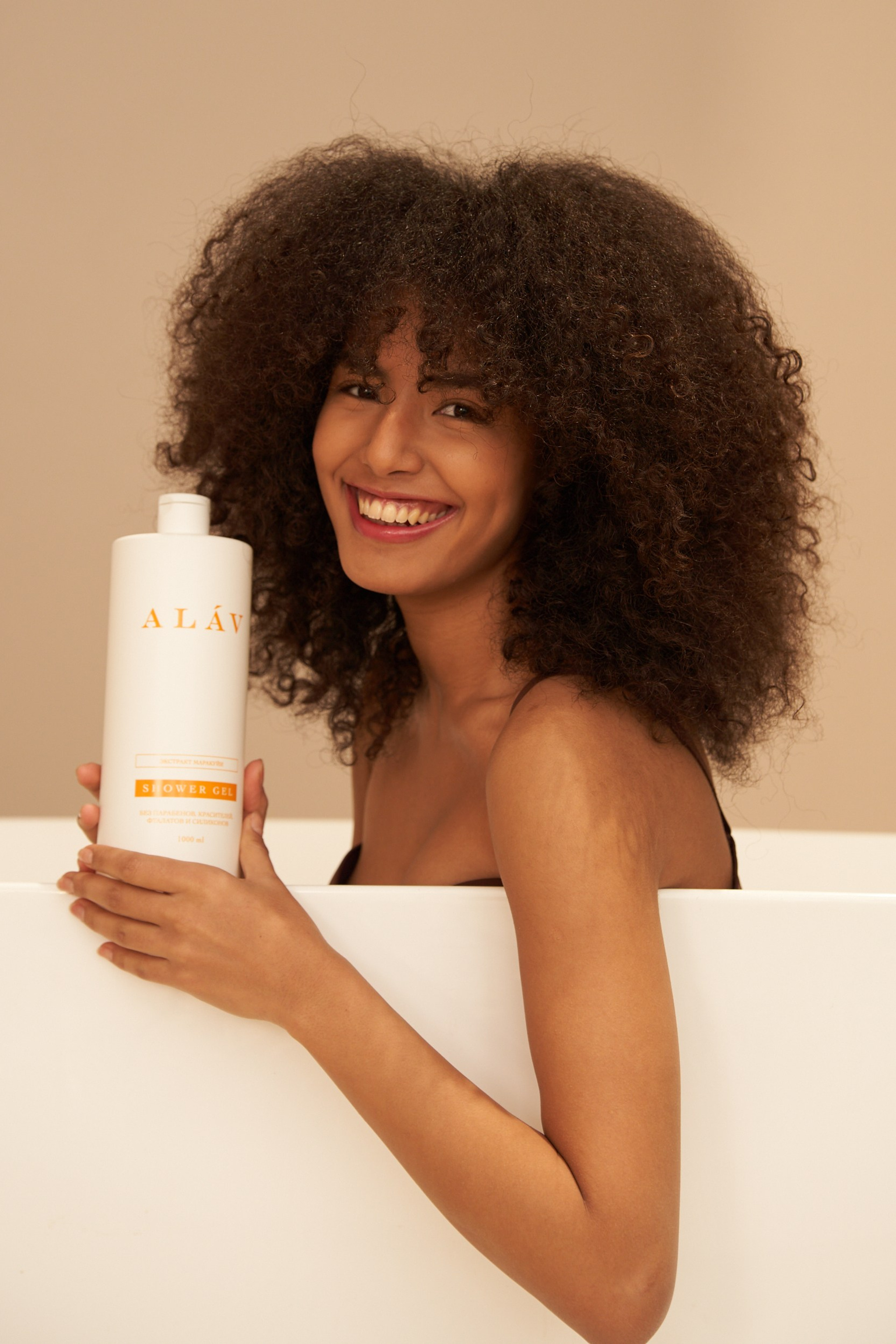 Фотограф для съемки сложных поверхностей косметики (стекло, металл, глянец) в Москве. Контроль бликов, безупречная ретушь.