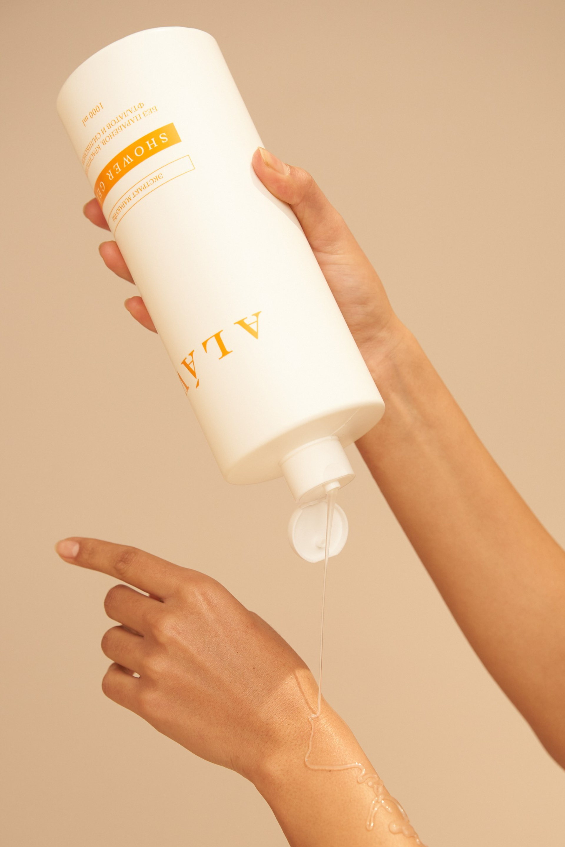 Профессиональный фотограф товаров для съемки каталога одежды в Москве с опытом работы с Wildberries