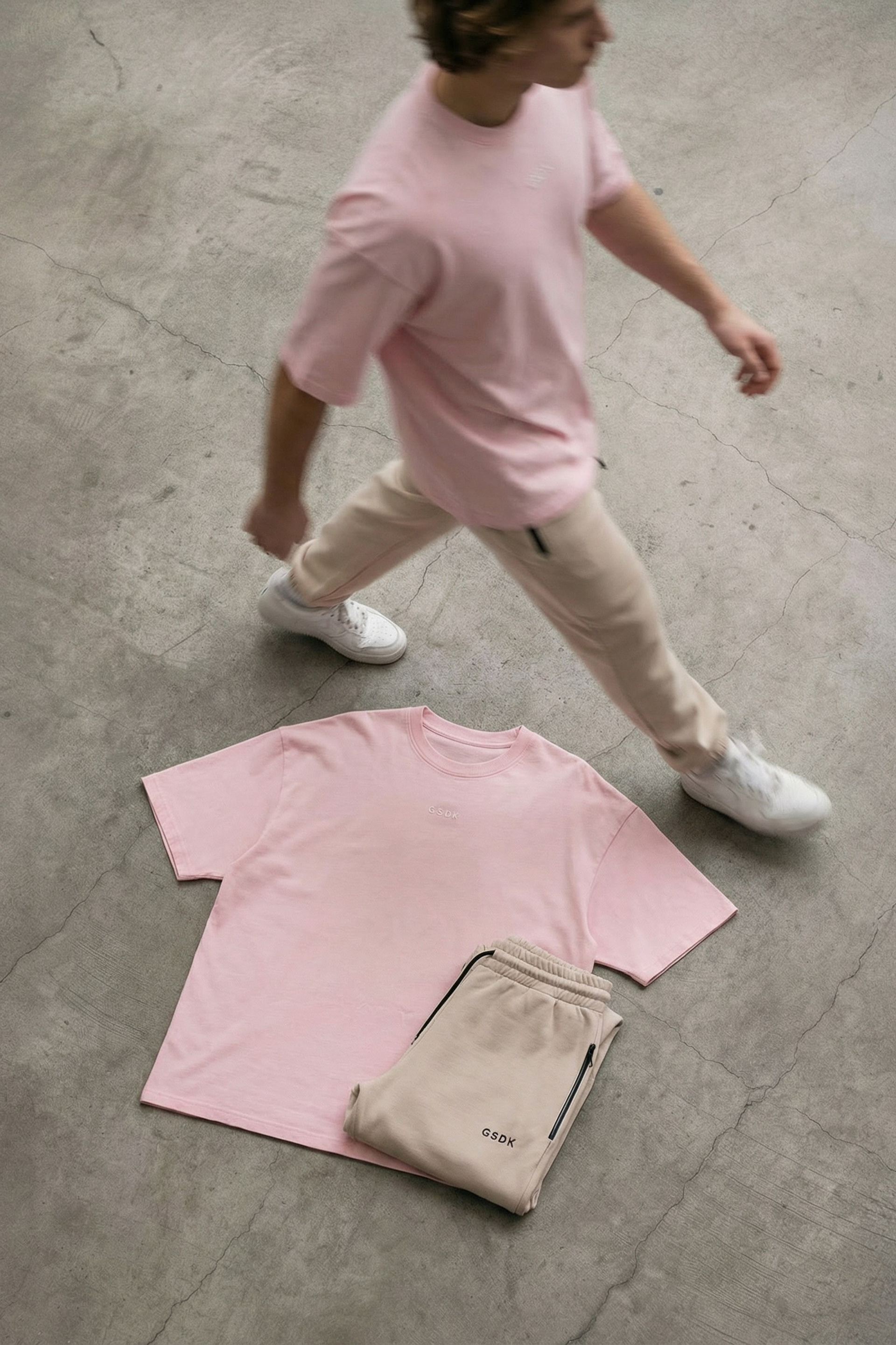 Штаны и футболка. Стрит съемки для маркетплейсов в Сочи | ИИ контент | fashionprod