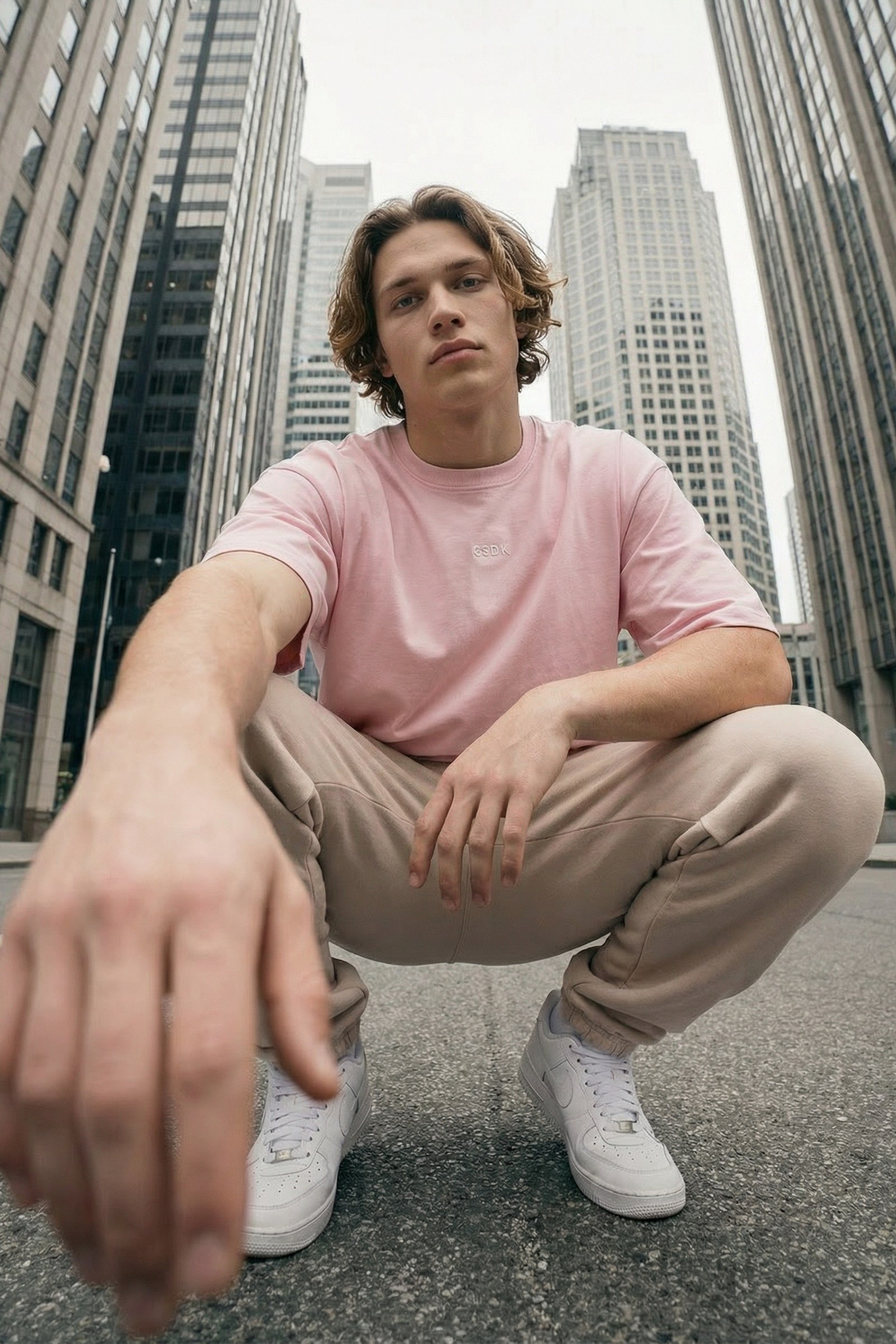 Штаны и футболка. Стрит съемки для маркетплейсов в Сочи | ИИ контент | fashionprod