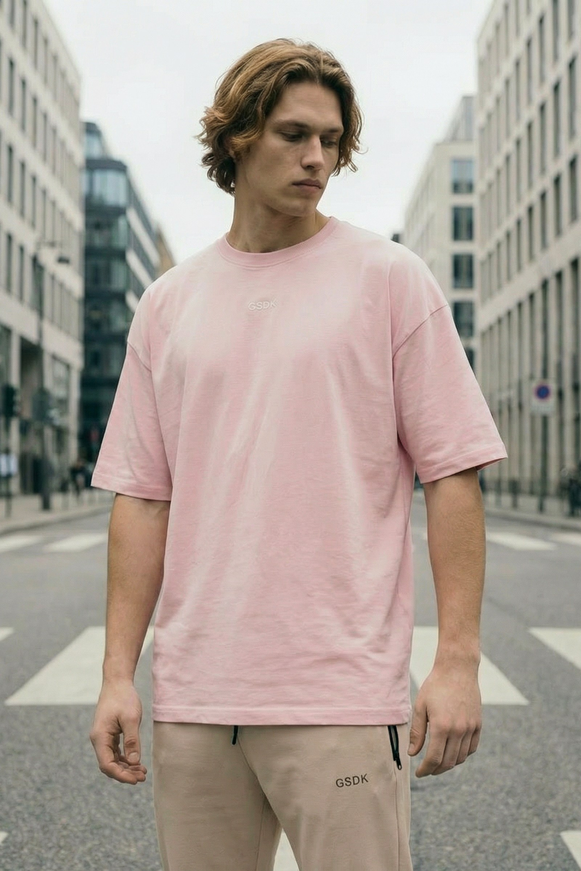 Штаны и футболка. Стрит съемки для маркетплейсов в Сочи | ИИ контент | fashionprod