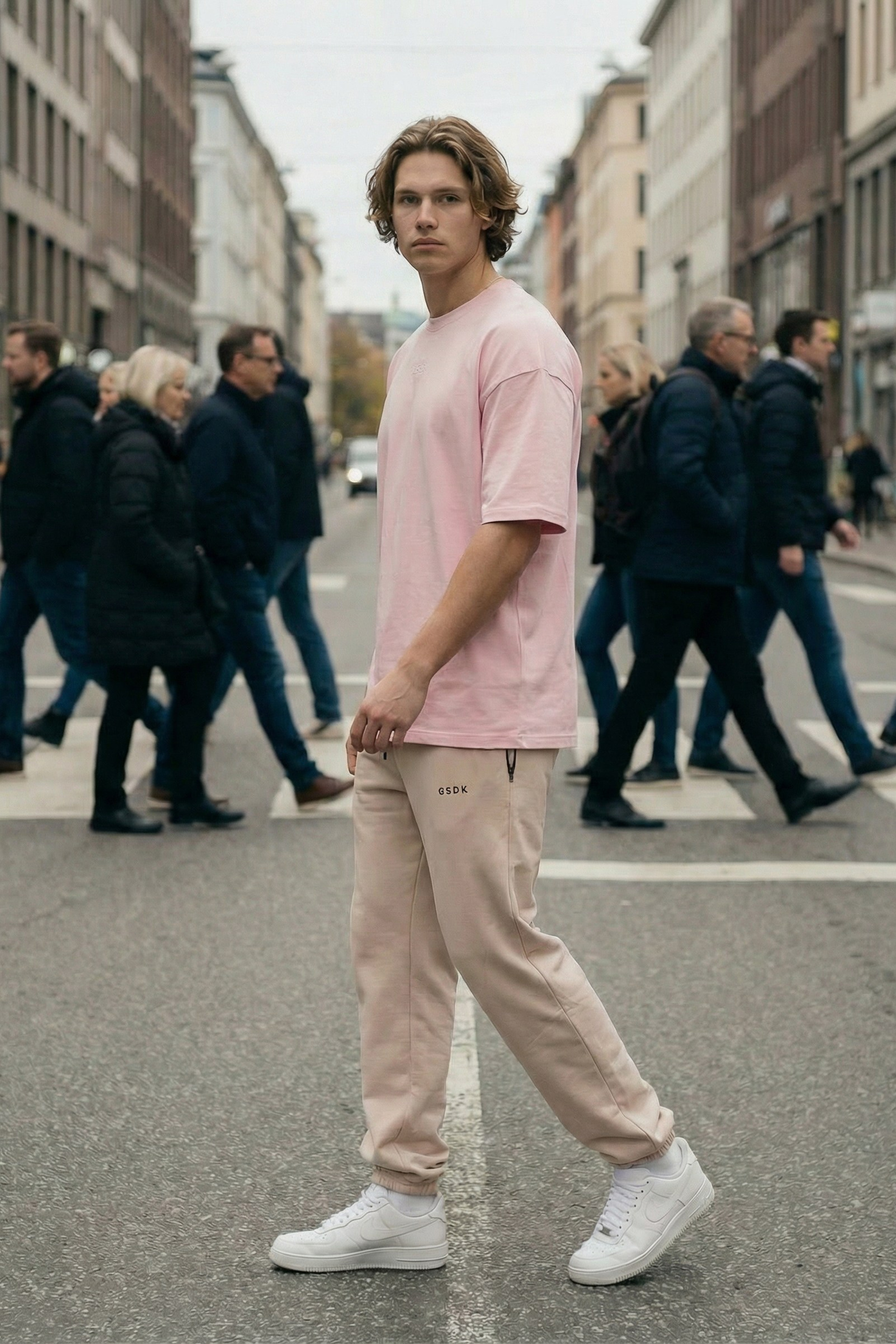 Штаны и футболка. Стрит съемки для маркетплейсов в Сочи | ИИ контент | fashionprod