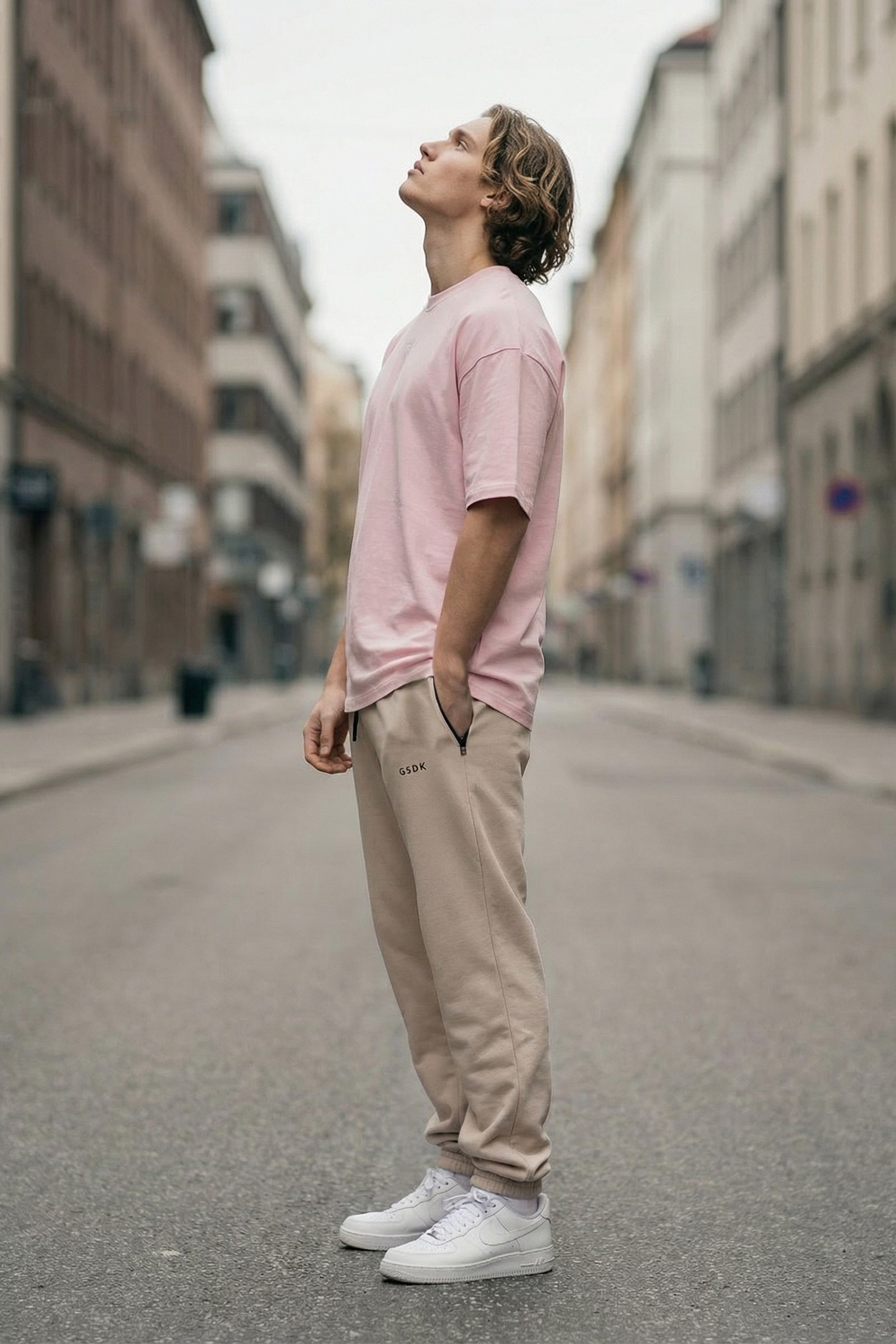 Штаны и футболка. Стрит съемки для маркетплейсов в Сочи | ИИ контент | fashionprod