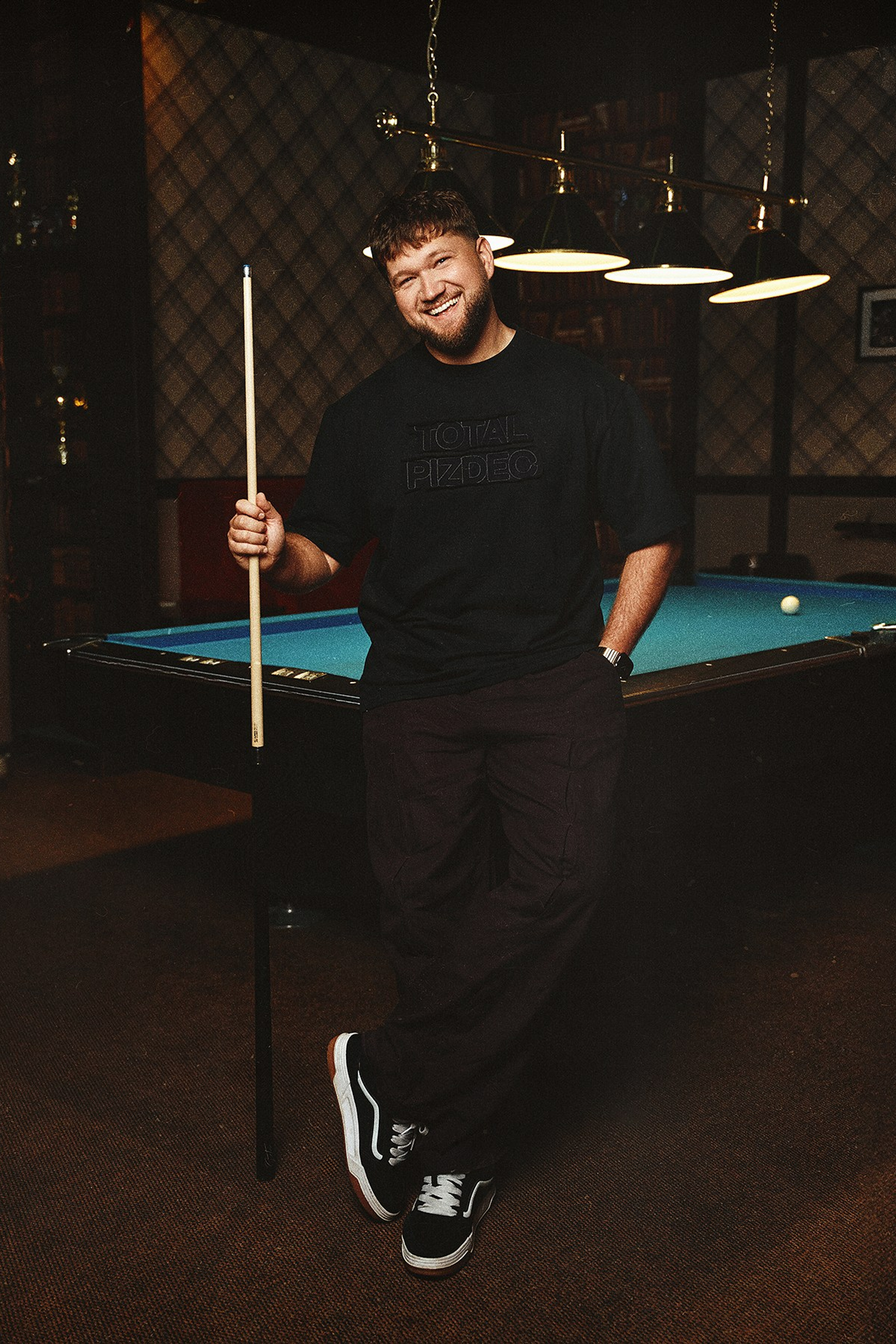 Съёмка мерча Приятного Ильдара. Михаил Евтух — фотограф для брендов и маркетплейсов в Минске