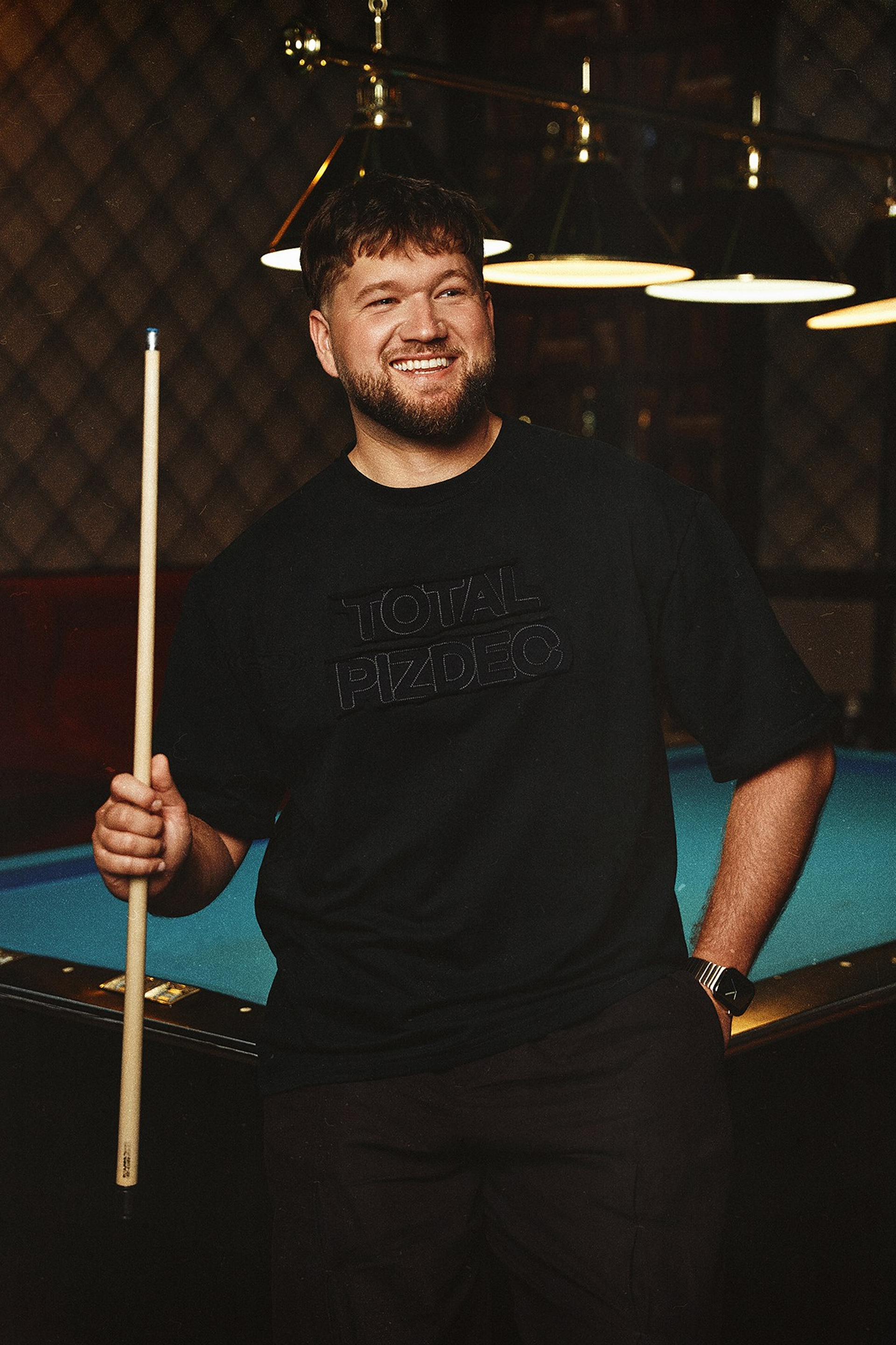 Съёмка мерча Приятного Ильдара. Михаил Евтух — фотограф для брендов и маркетплейсов в Минске