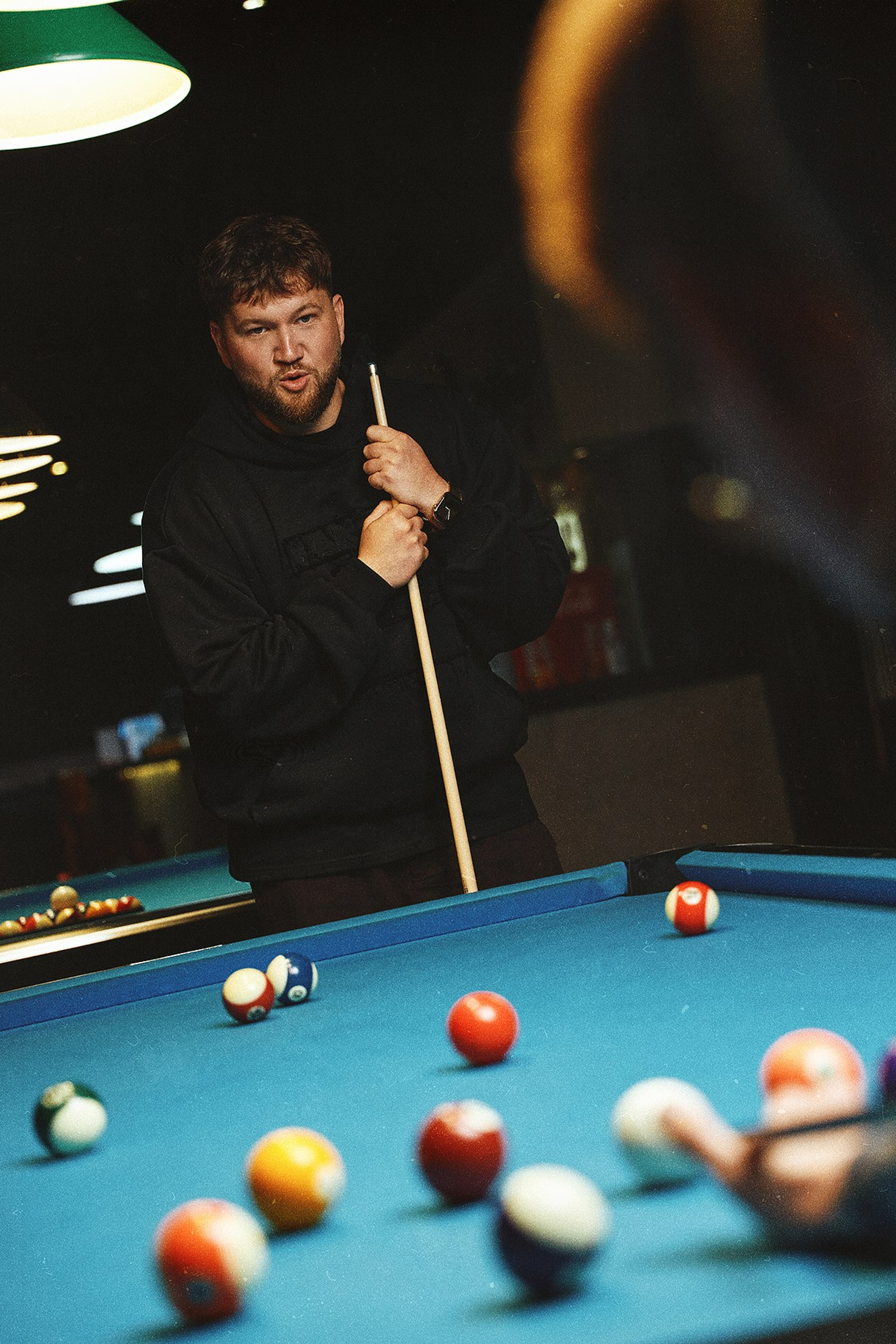 Съёмка мерча Приятного Ильдара. Михаил Евтух — фотограф для брендов и маркетплейсов в Минске