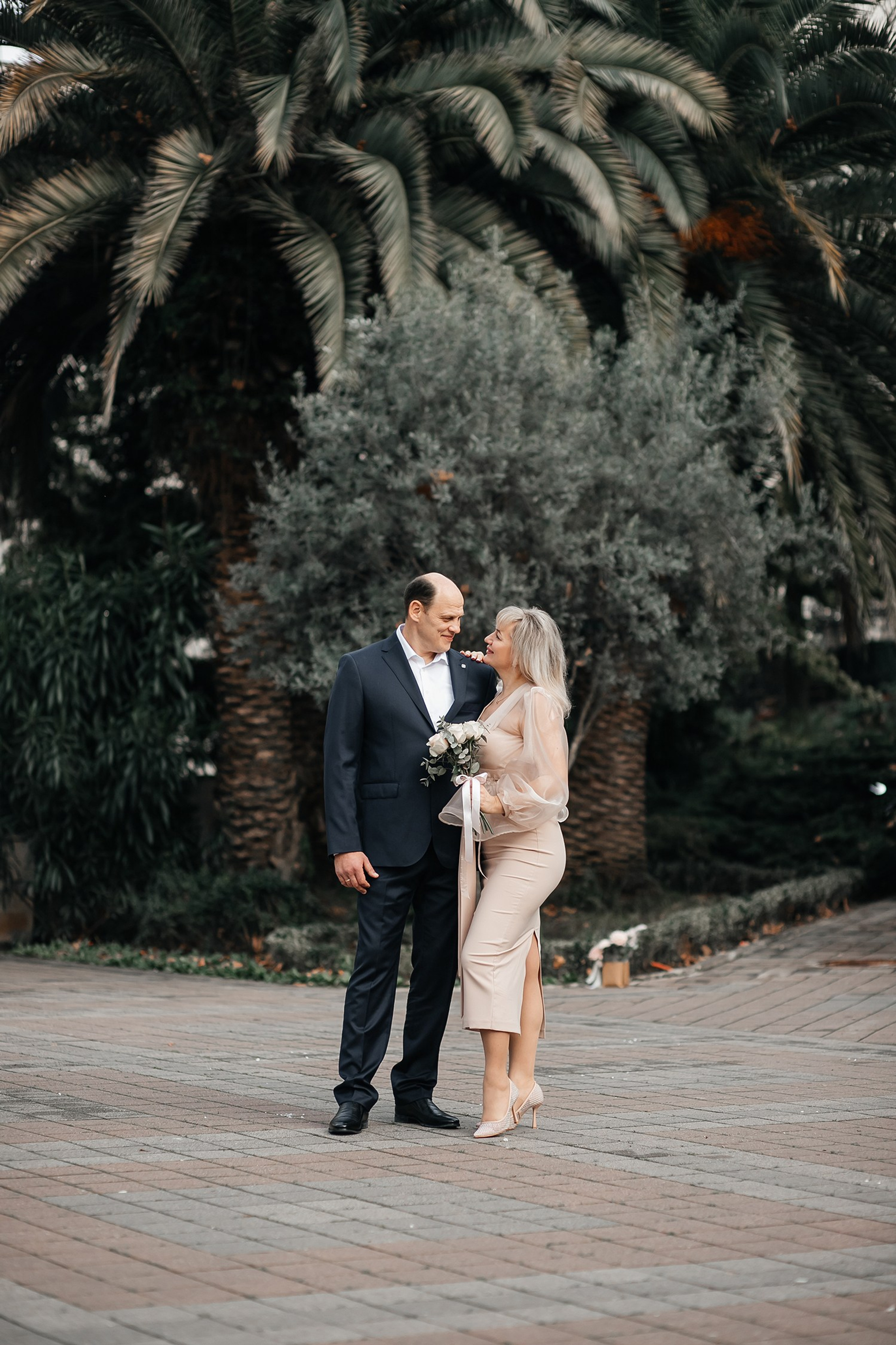 Свадебная фотосессия возле ЗАГСа Сочи