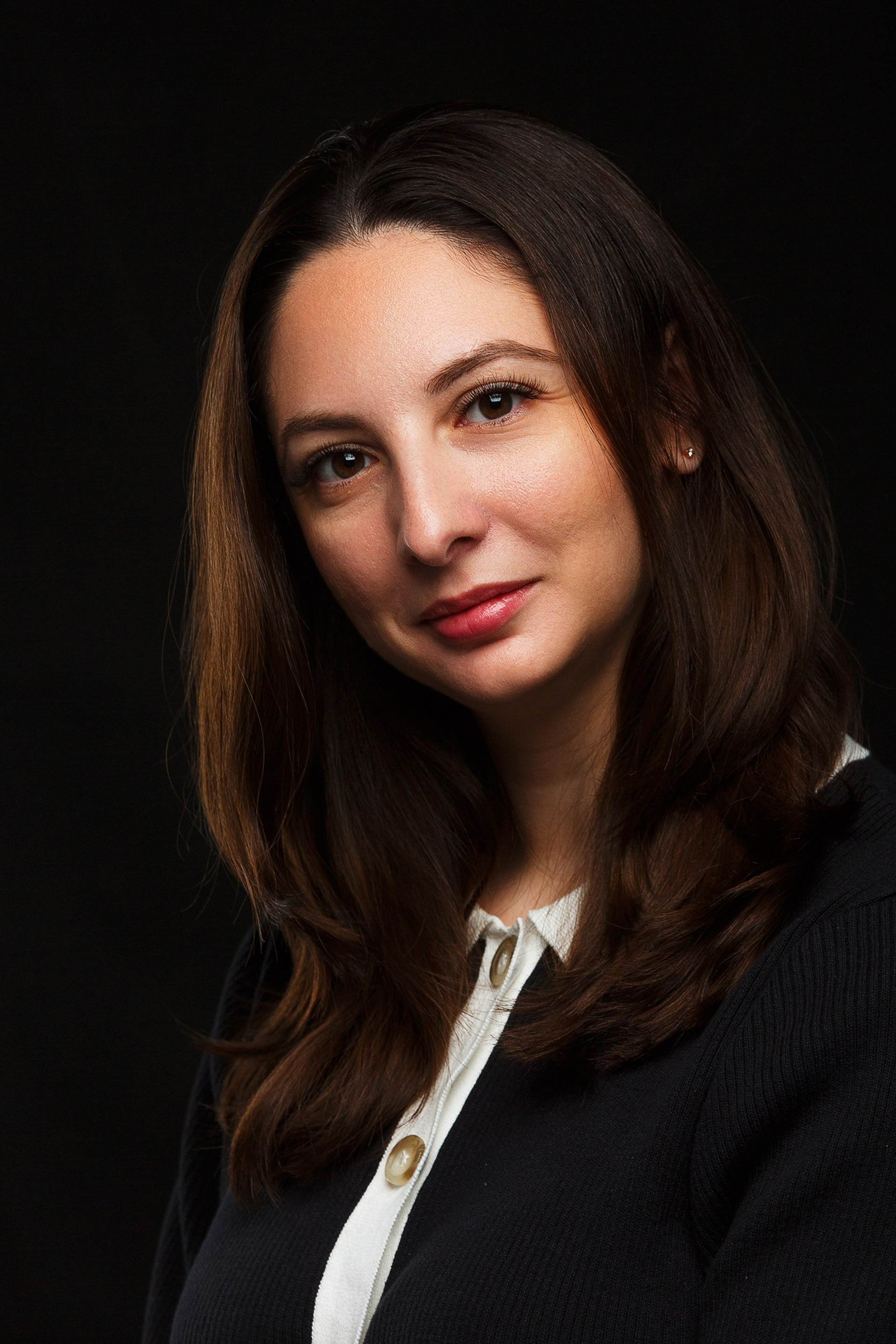 Портретная фотосессия на черном фоне для Юлии.