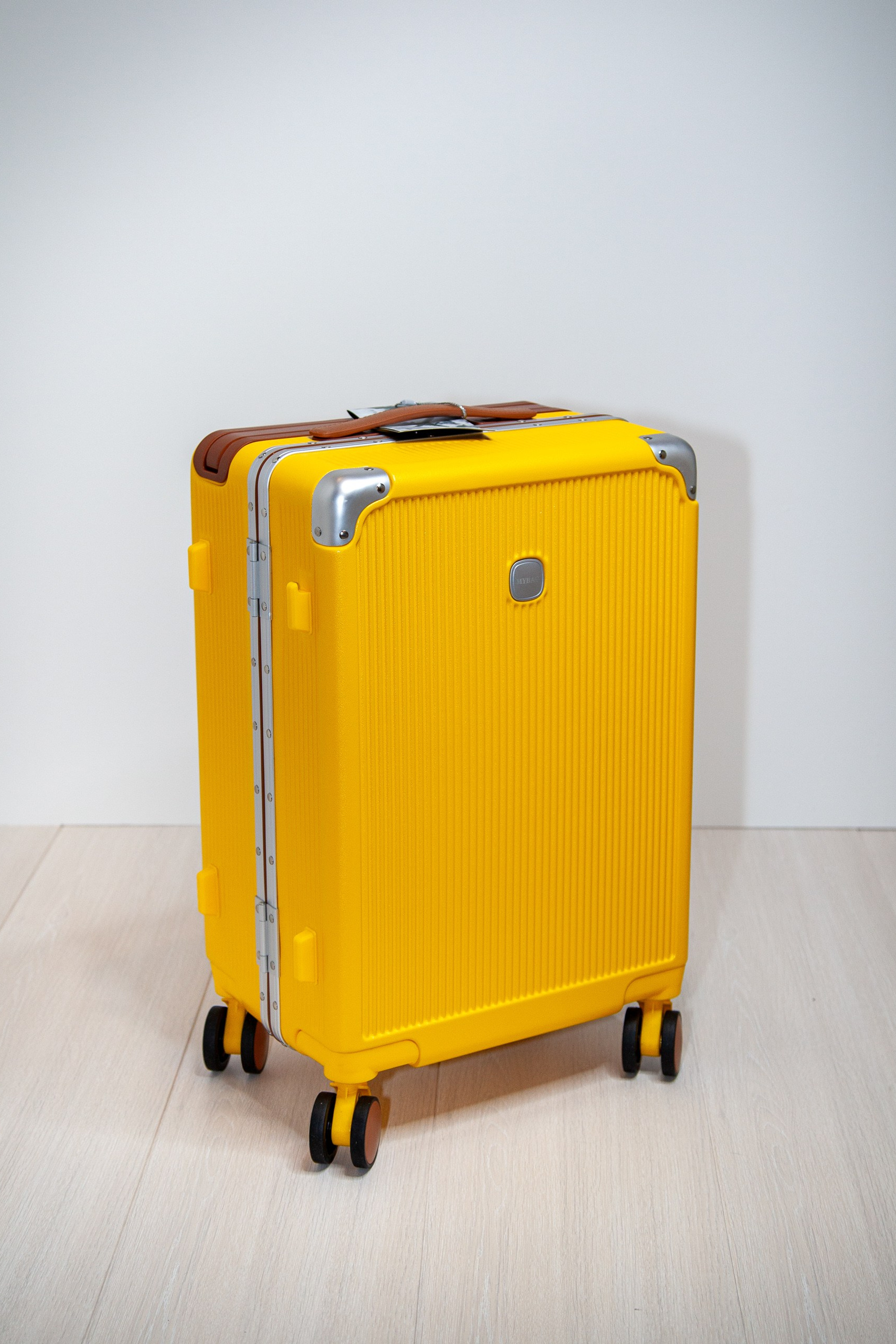 Чемодан на колесах желтый