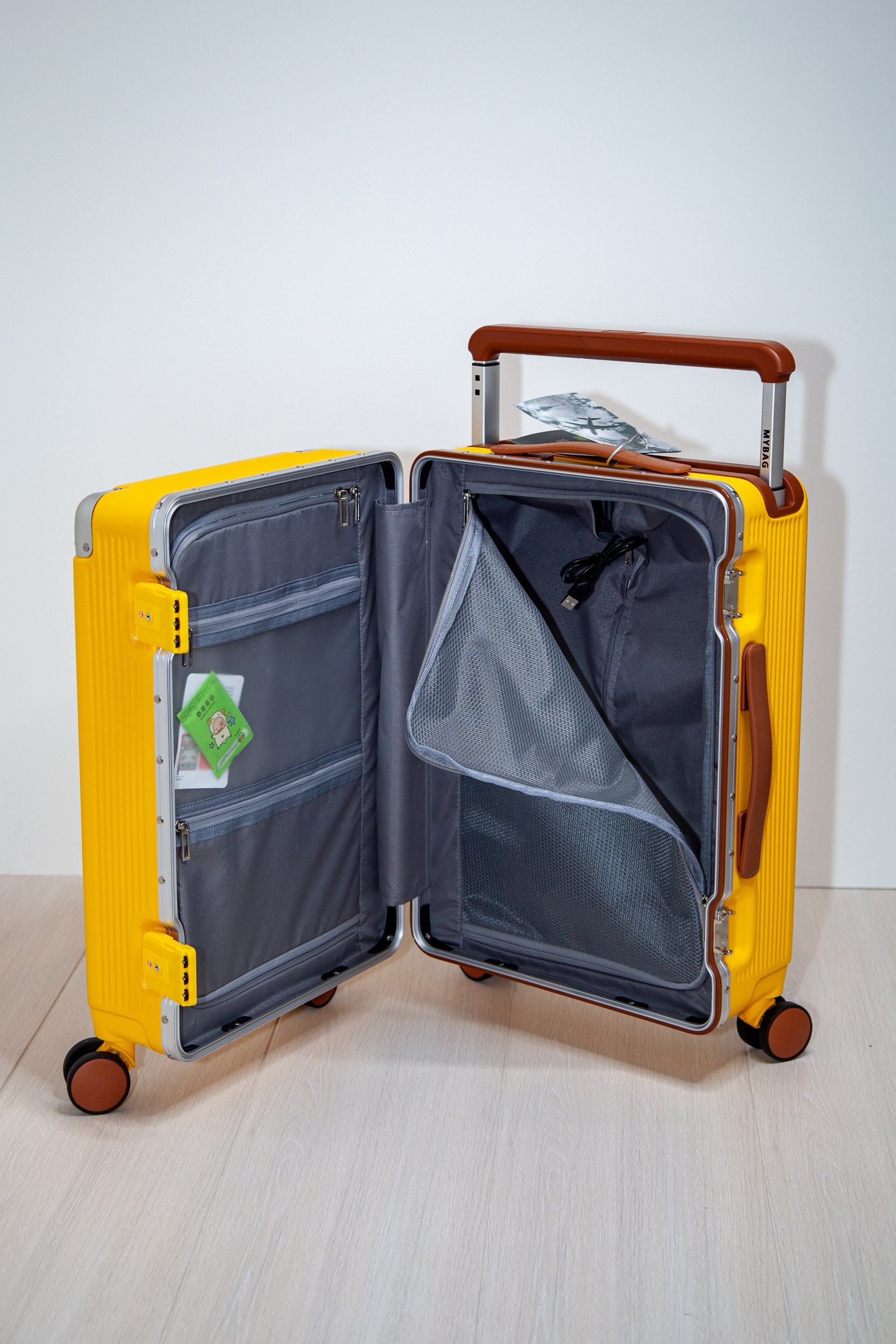 Недорогой желтый чемодан для ручной клади на&nbsp;колесах&nbsp;— легкие спиннеры S размера 55×37×25 см. Есть порт USB и подстаканник Из поликарбоната, 4 бесшумных колеса 360°, замок TSA. Идеально для самолёта, доставка по&nbsp;России, акции! ✈️