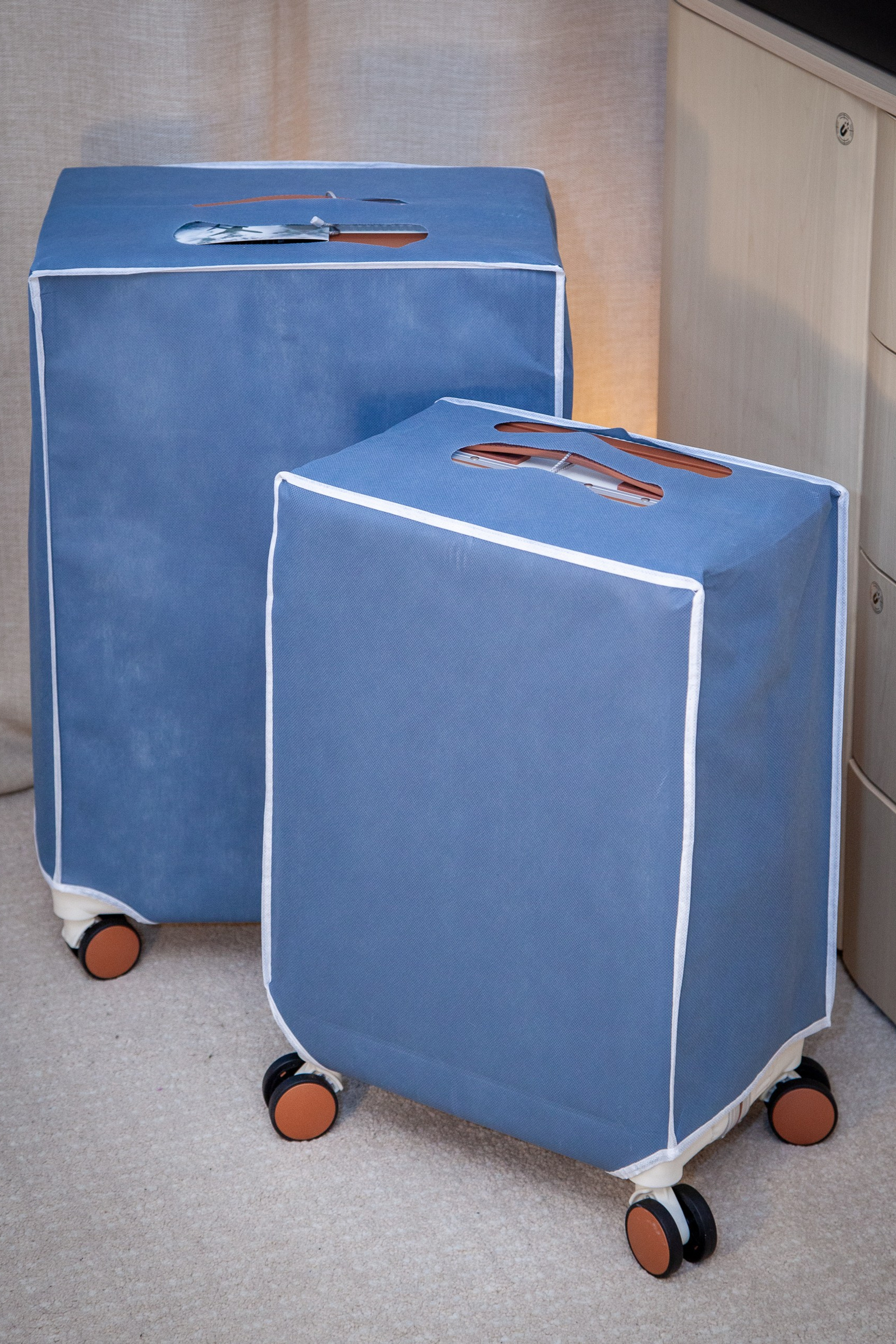 Купить чемодан из поликарбоната с широкой ручкой и подстаканником в размере M — значит выбрать баланс цены, прочности и удобства на годы вперёд! ✈️