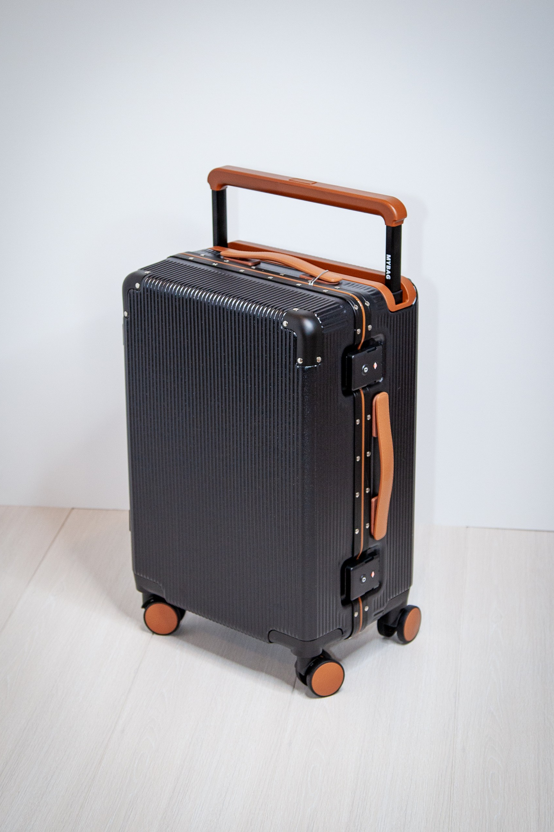 Недорогой черный чемодан для ручной клади на&nbsp;колесах&nbsp;— легкие спиннеры S размера 55×37×25 см. Есть порт USB и подстаканник Из поликарбоната, 4 бесшумных колеса 360°, замок TSA. Идеально для самолёта, доставка по&nbsp;России, акции! ✈️