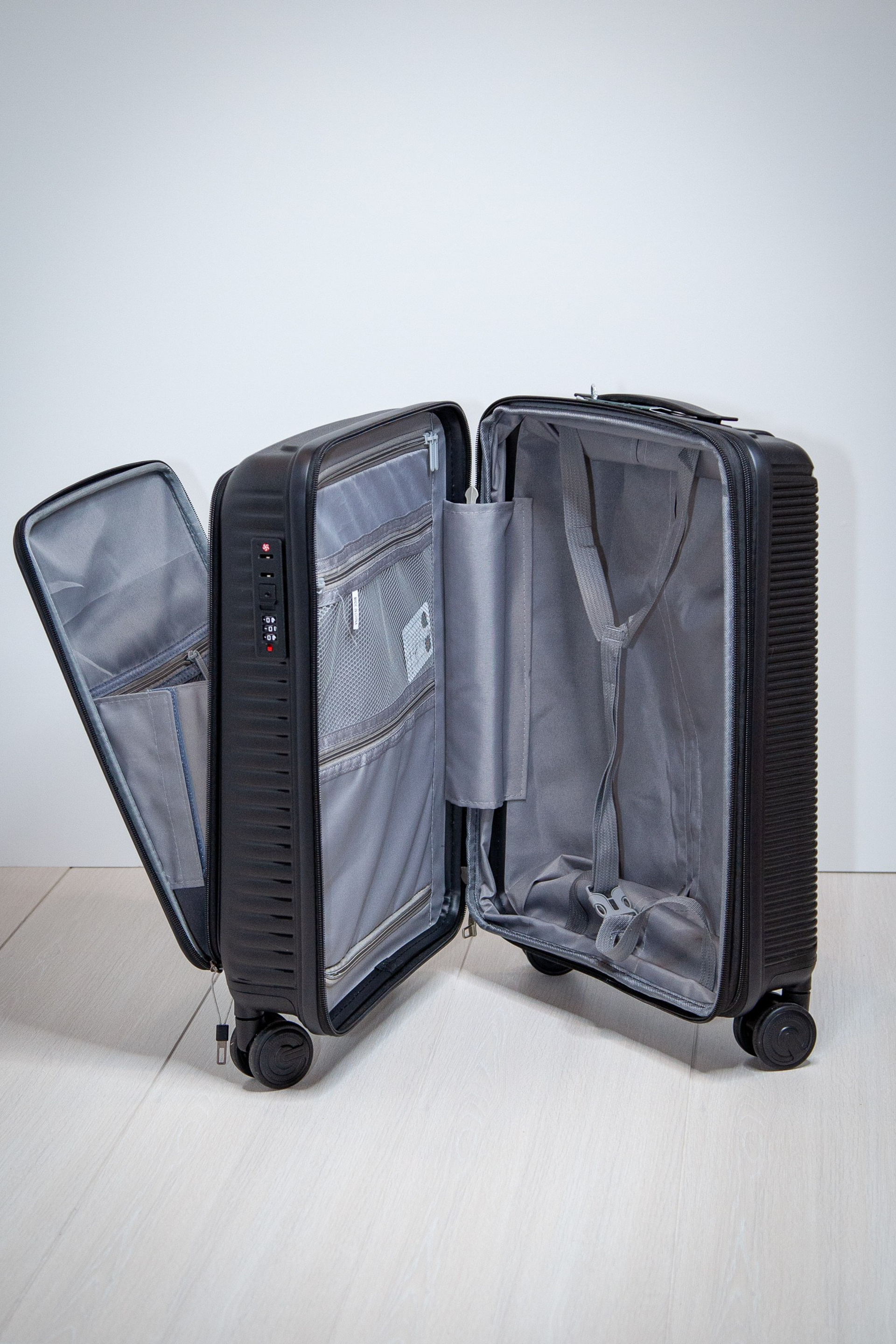 Купить чемодан ручная кладь на колесах 55×37×25. Купить чемодан на колесах в Москве