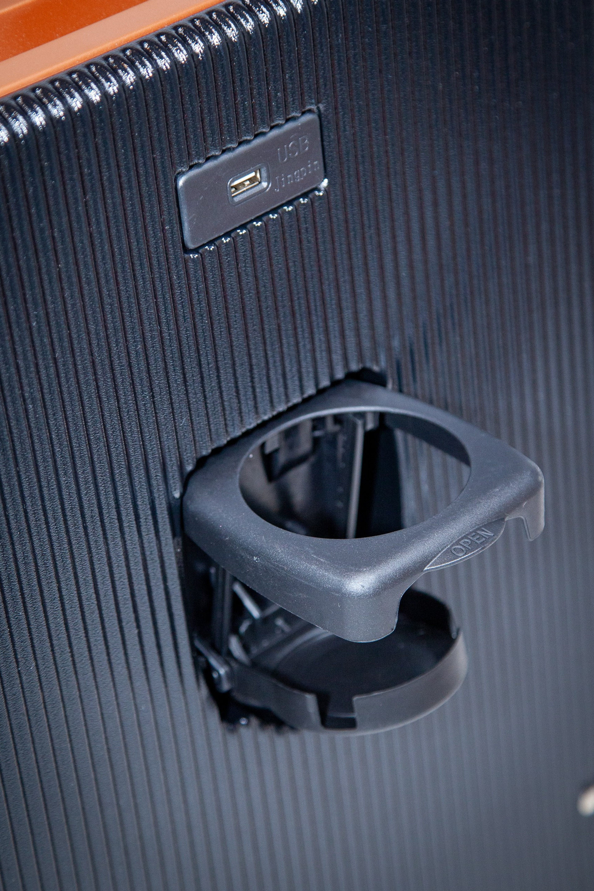 Недорогой желтый чемодан для ручной клади на&nbsp;колесах&nbsp;— легкие спиннеры S размера 55×37×25 см. Есть порт USB и подстаканник Из поликарбоната, 4 бесшумных колеса 360°, замок TSA. Идеально для самолёта, доставка по&nbsp;России, акции! ✈️