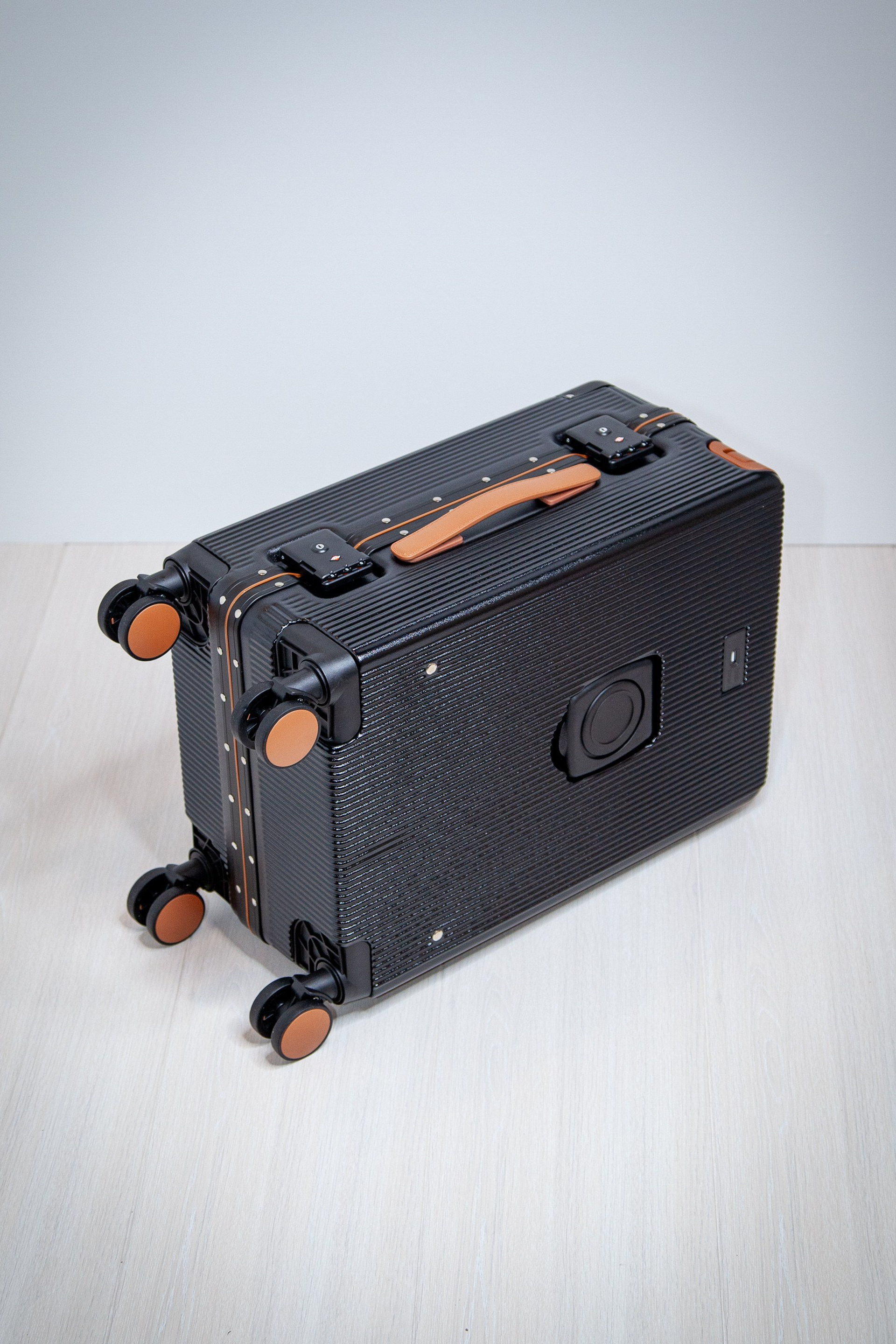 Недорогой желтый чемодан для ручной клади на&nbsp;колесах&nbsp;— легкие спиннеры S размера 55×37×25 см. Есть порт USB и подстаканник Из поликарбоната, 4 бесшумных колеса 360°, замок TSA. Идеально для самолёта, доставка по&nbsp;России, акции! ✈️