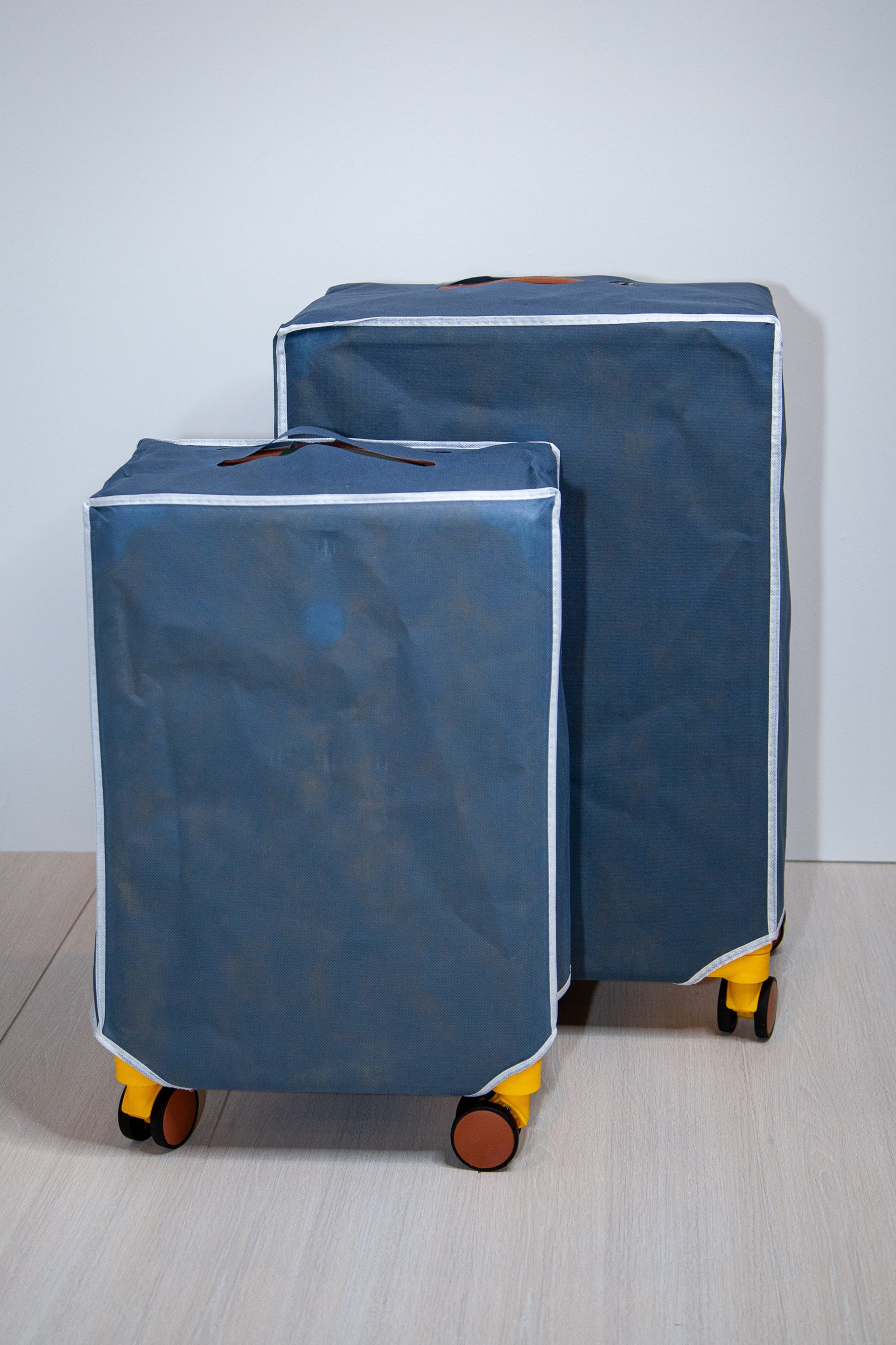 Недорогой желтый чемодан для ручной клади на&nbsp;колесах&nbsp;— легкие спиннеры S размера 55×37×25 см. Есть порт USB и подстаканник Из поликарбоната, 4 бесшумных колеса 360°, замок TSA. Идеально для самолёта, доставка по&nbsp;России, акции! ✈️