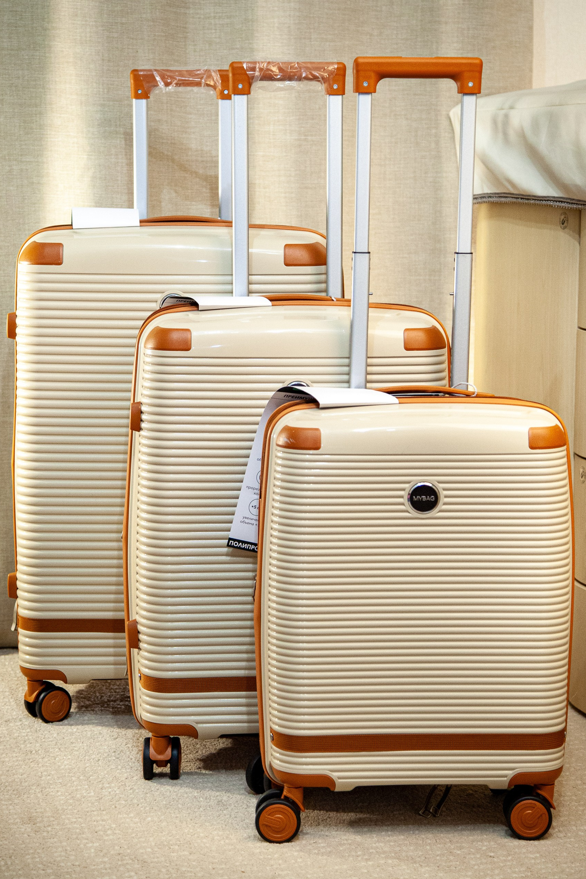 Чемоданы из полипропилена размер M. Купить чемодан на колесах в Москве