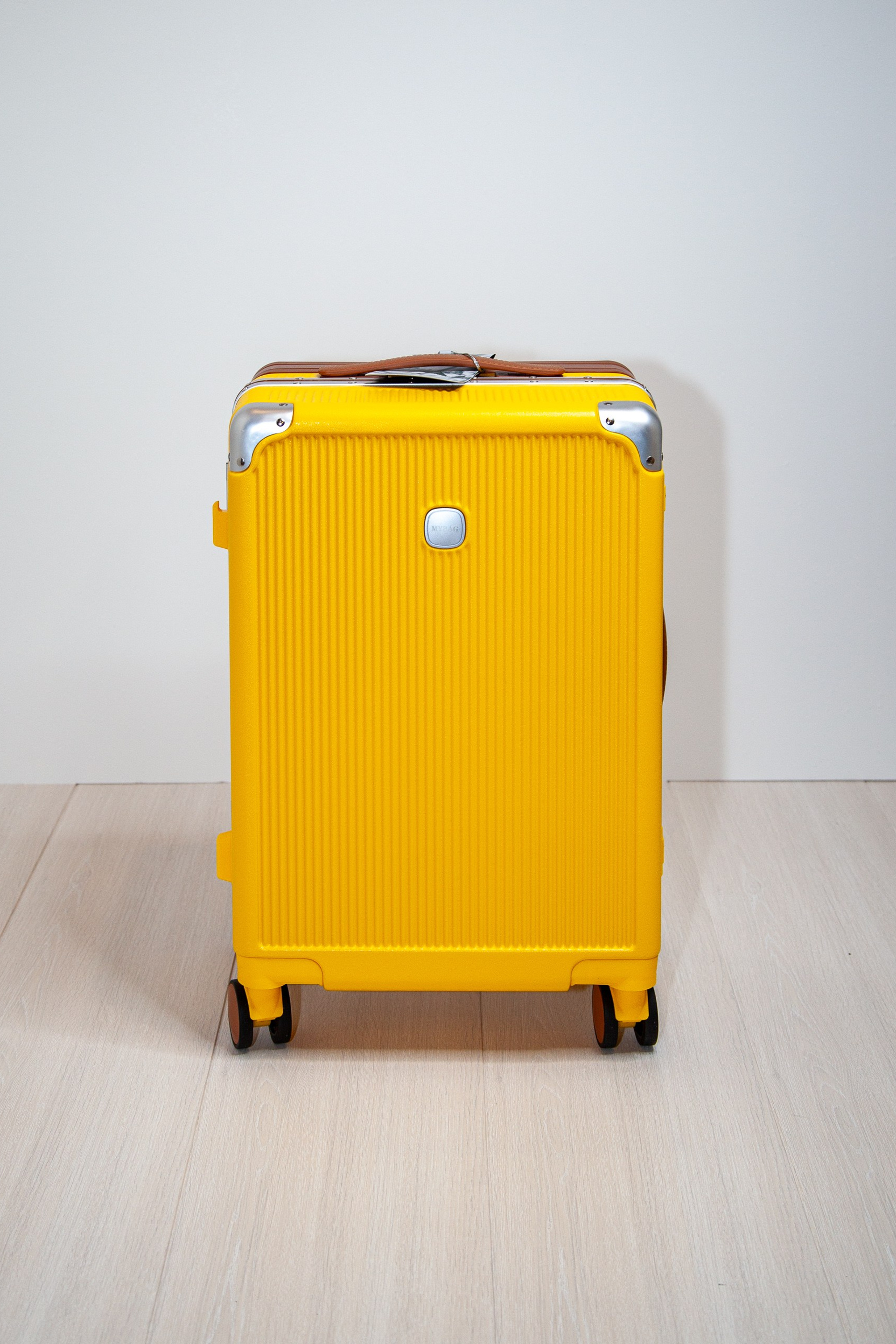 Недорогой желтый чемодан для ручной клади на&nbsp;колесах&nbsp;— легкие спиннеры S размера 55×37×25 см. Есть порт USB и подстаканник Из поликарбоната, 4 бесшумных колеса 360°, замок TSA. Идеально для самолёта, доставка по&nbsp;России, акции! ✈️