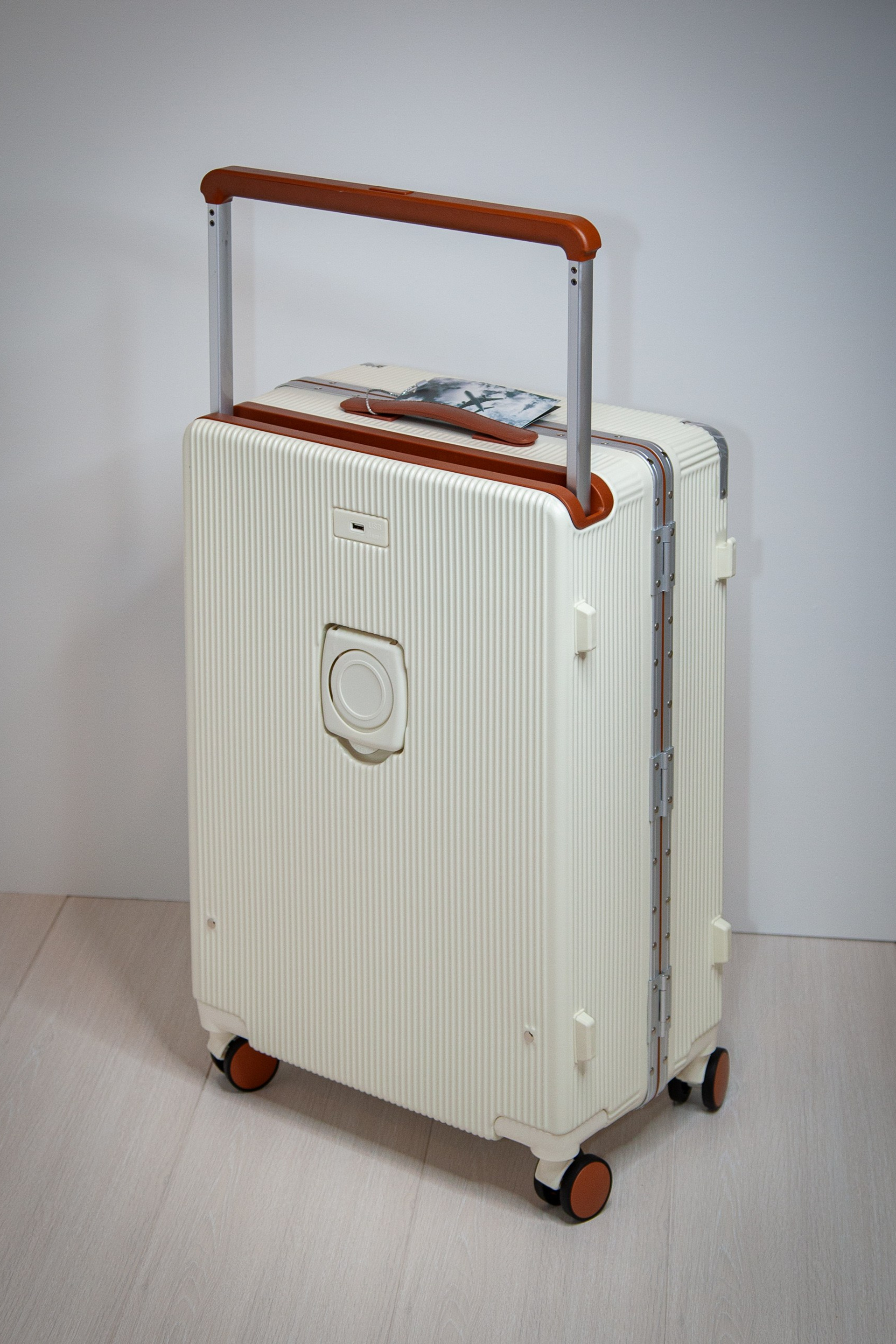 Купить чемодан из поликарбоната с широкой ручкой и подстаканником в размере M — значит выбрать баланс цены, прочности и удобства на годы вперёд! ✈️