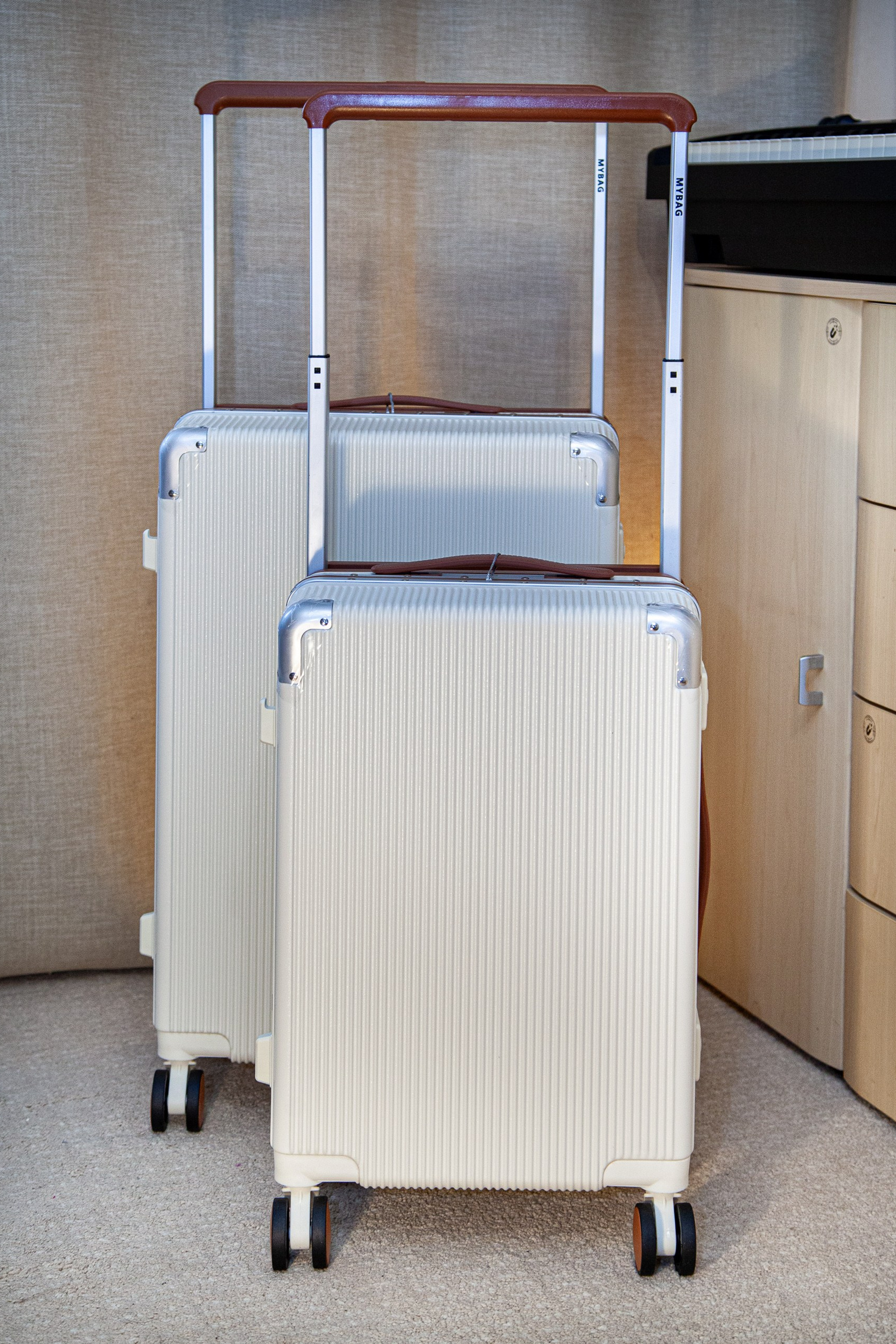 Купить чемодан из поликарбоната с широкой ручкой и подстаканником в размере M — значит выбрать баланс цены, прочности и удобства на годы вперёд! ✈️