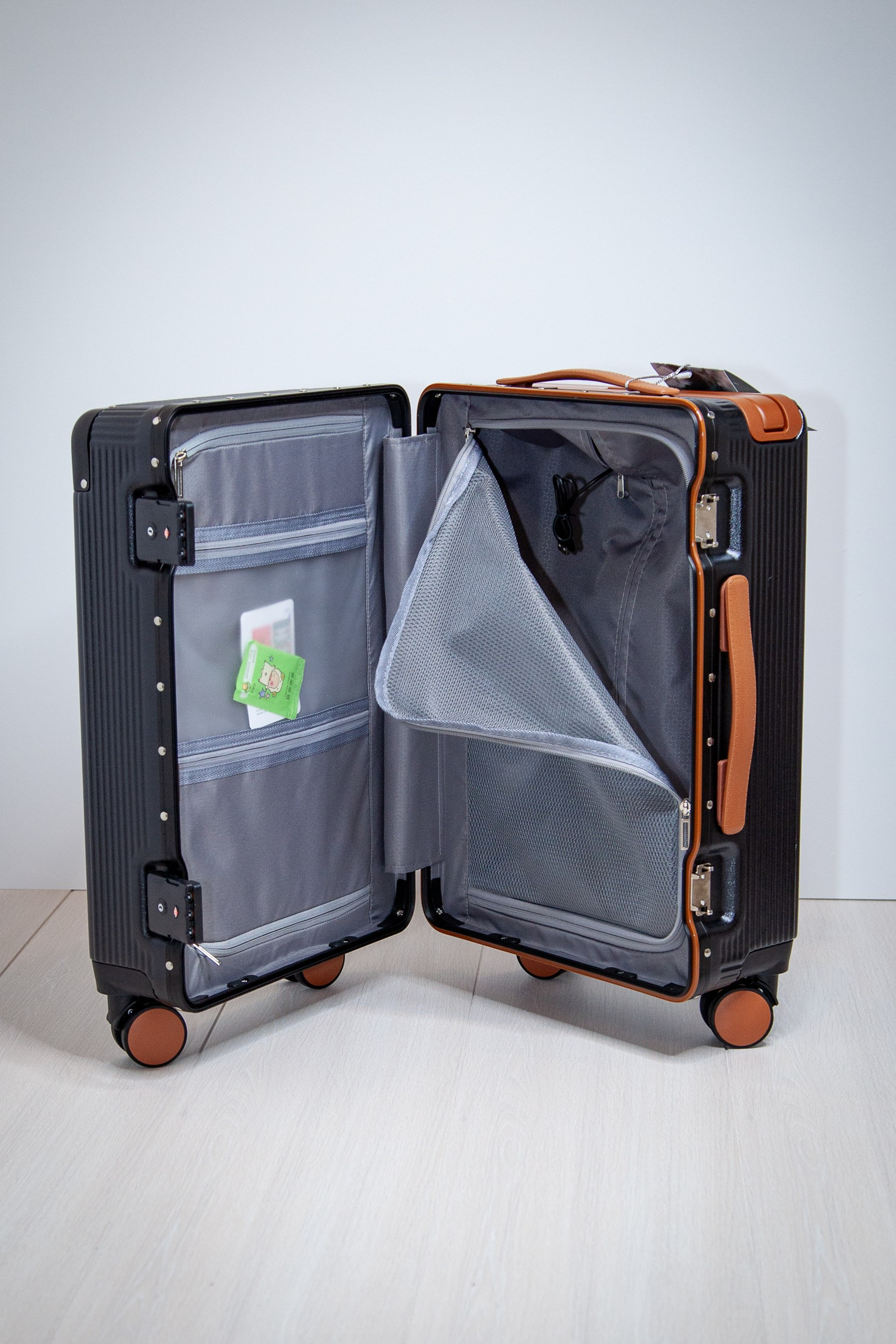 Недорогой желтый чемодан для ручной клади на&nbsp;колесах&nbsp;— легкие спиннеры S размера 55×37×25 см. Есть порт USB и подстаканник Из поликарбоната, 4 бесшумных колеса 360°, замок TSA. Идеально для самолёта, доставка по&nbsp;России, акции! ✈️