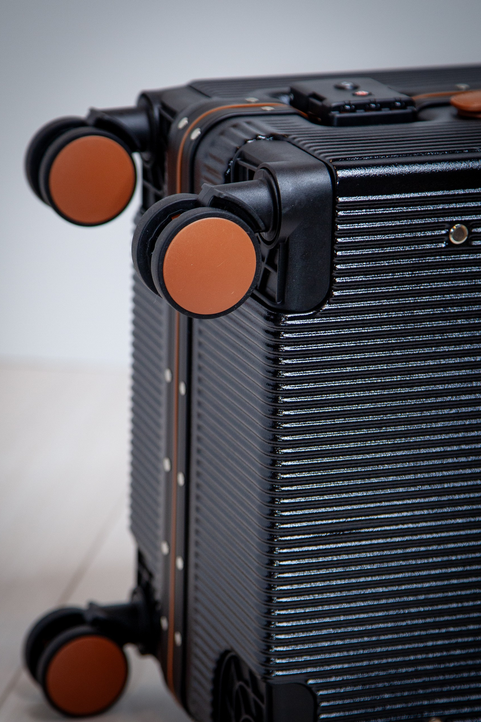 Недорогой желтый чемодан для ручной клади на&nbsp;колесах&nbsp;— легкие спиннеры S размера 55×37×25 см. Есть порт USB и подстаканник Из поликарбоната, 4 бесшумных колеса 360°, замок TSA. Идеально для самолёта, доставка по&nbsp;России, акции! ✈️