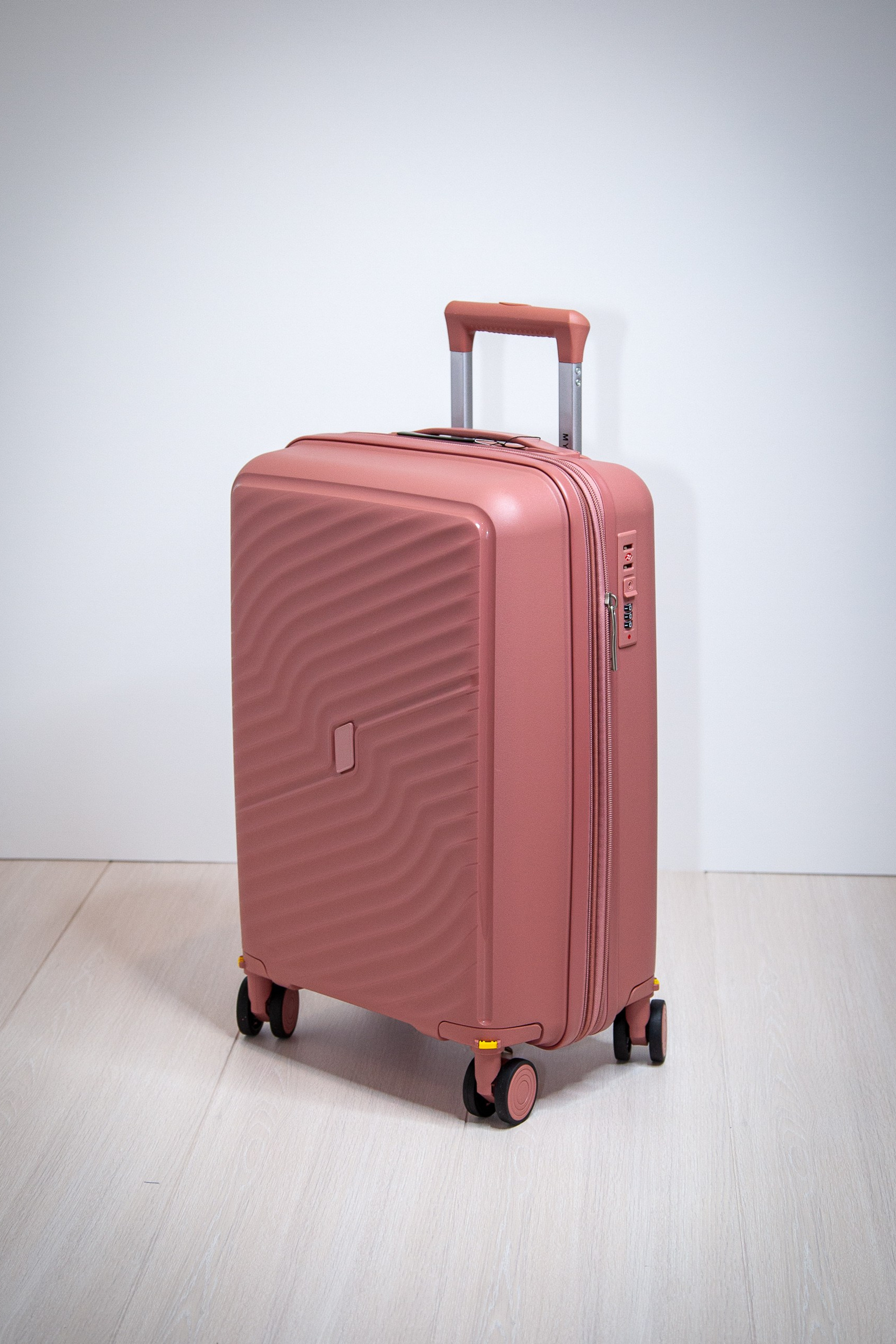 Недорогой и неубиваемый чемодан в размере 55×40×20 ручная кладь. Подходит для большинства авиакомпаний. 