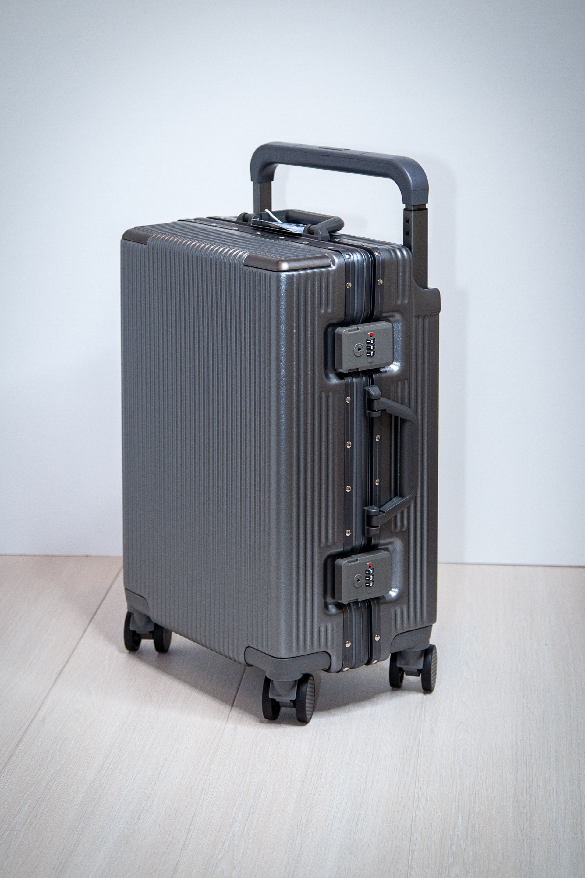 Купить чемодан из поликарбоната с широкой ручкой в размере M — значит выбрать баланс цены, прочности и удобства на годы вперёд! ✈️