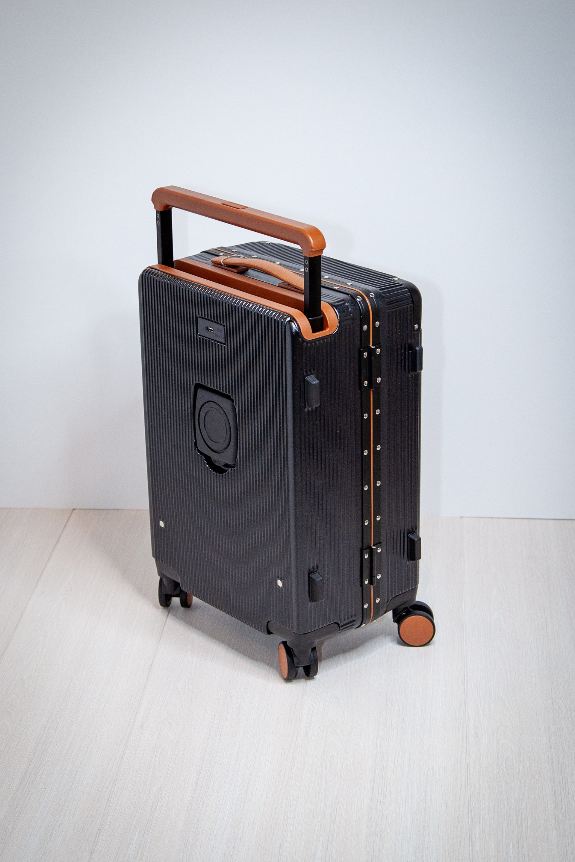 Недорогой желтый чемодан для ручной клади на&nbsp;колесах&nbsp;— легкие спиннеры S размера 55×37×25 см. Есть порт USB и подстаканник Из поликарбоната, 4 бесшумных колеса 360°, замок TSA. Идеально для самолёта, доставка по&nbsp;России, акции! ✈️