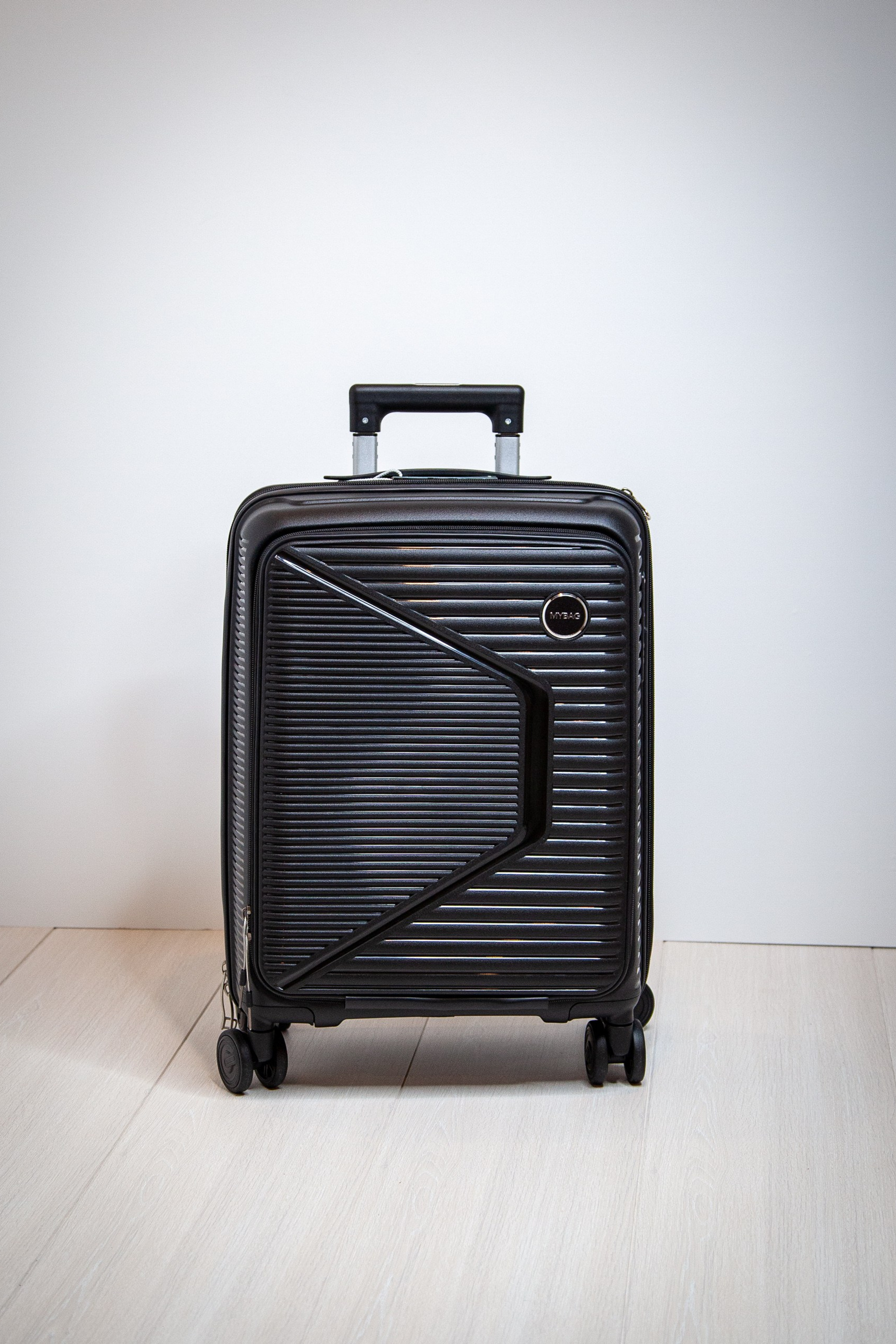 Купить чемодан ручная кладь на колесах 55×37×25. Купить чемодан на колесах в Москве