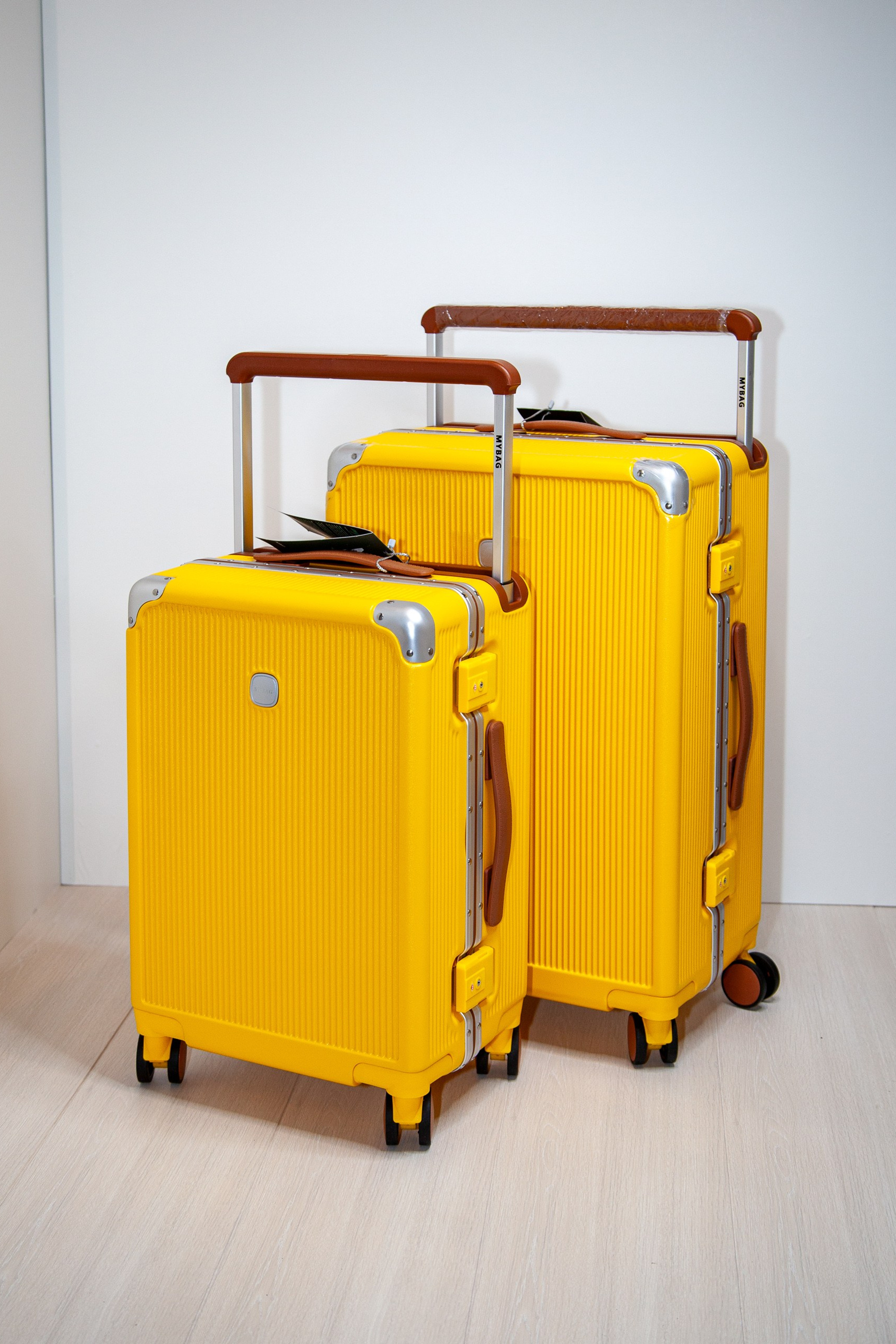 Купить чемодан из поликарбоната с широкой ручкой и подстаканником в размере M — значит выбрать баланс цены, прочности и удобства на годы вперёд! ✈️