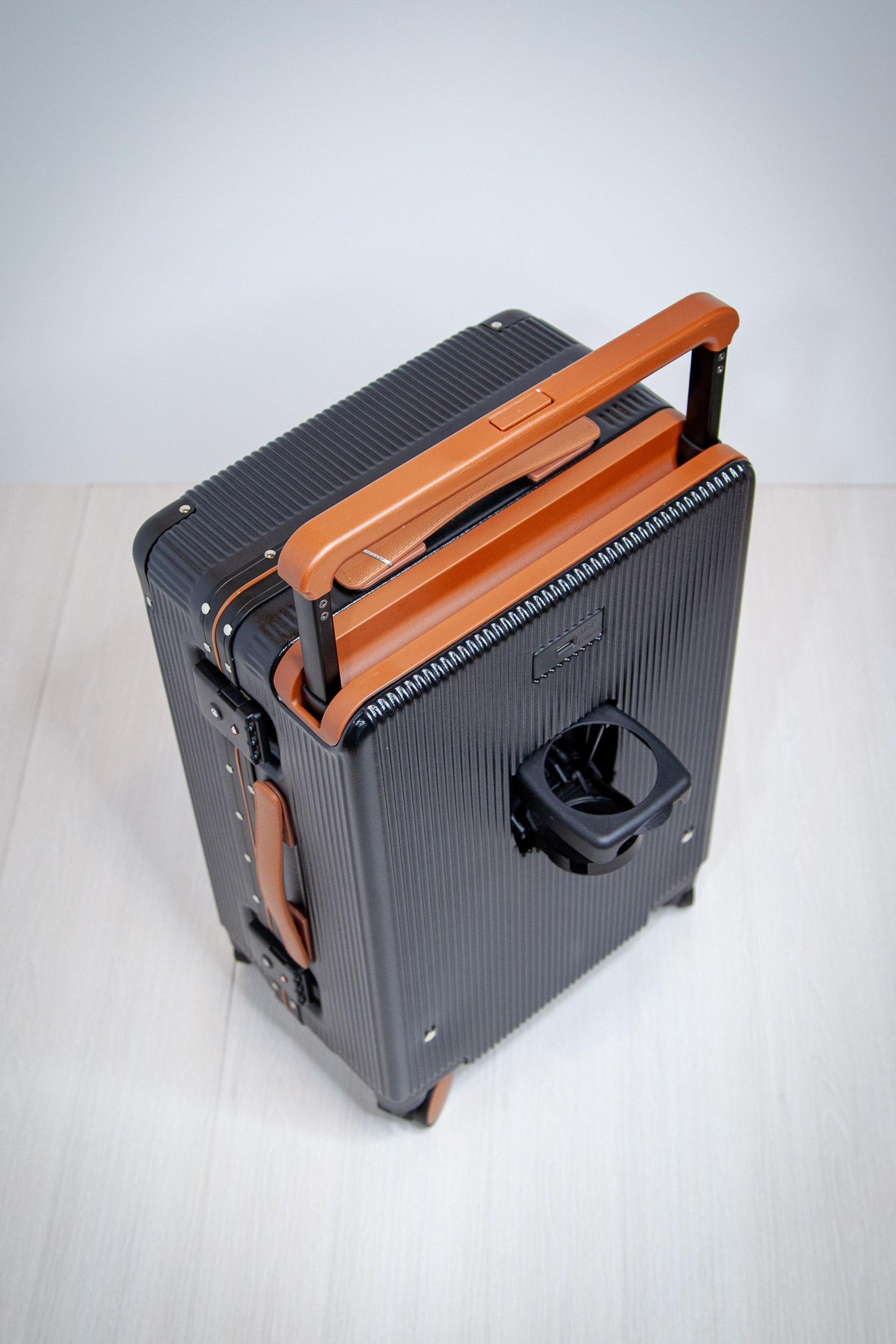 Недорогой желтый чемодан для ручной клади на&nbsp;колесах&nbsp;— легкие спиннеры S размера 55×37×25 см. Есть порт USB и подстаканник Из поликарбоната, 4 бесшумных колеса 360°, замок TSA. Идеально для самолёта, доставка по&nbsp;России, акции! ✈️