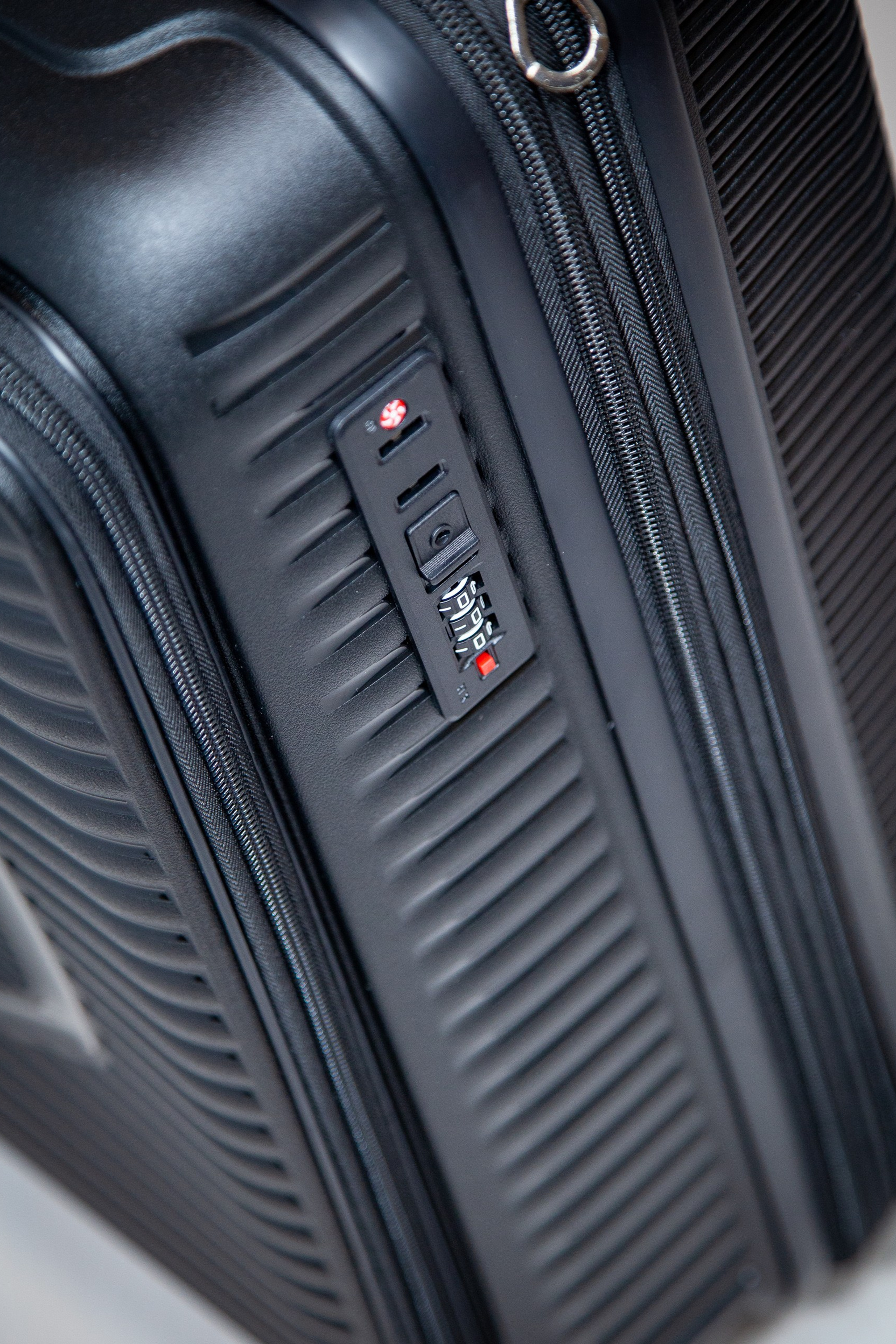 Купить чемодан ручная кладь на колесах 55×37×25. Купить чемодан на колесах в Москве