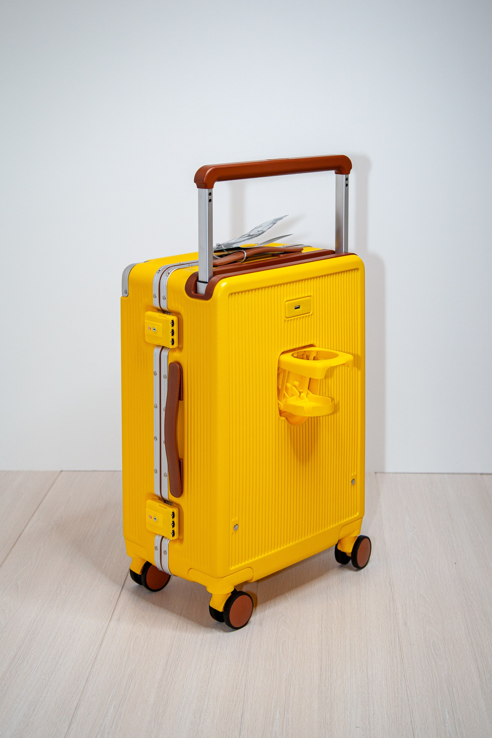 Недорогой желтый чемодан для ручной клади на&nbsp;колесах&nbsp;— легкие спиннеры S размера 55×37×25 см. Есть порт USB и подстаканник Из поликарбоната, 4 бесшумных колеса 360°, замок TSA. Идеально для самолёта, доставка по&nbsp;России, акции! ✈️