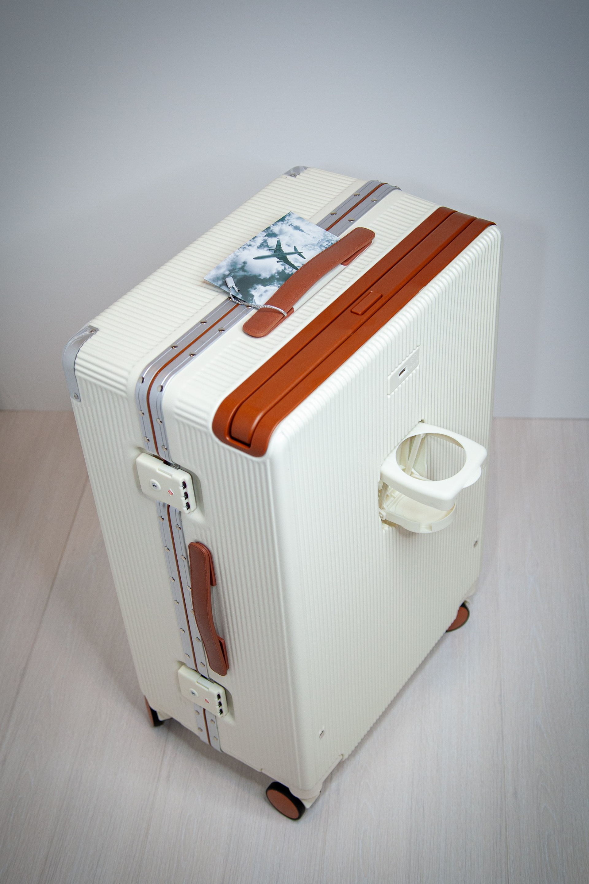 Купить чемодан из поликарбоната с широкой ручкой и подстаканником в размере M — значит выбрать баланс цены, прочности и удобства на годы вперёд! ✈️