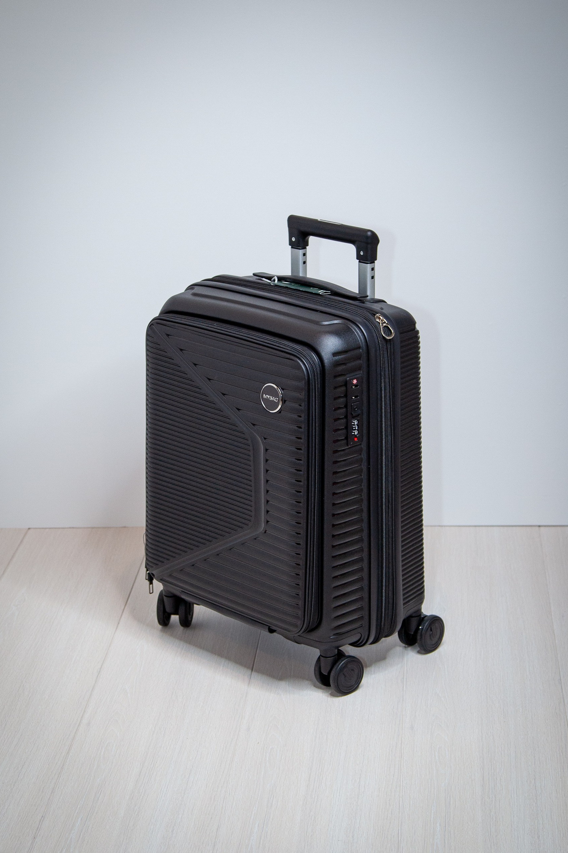 Купить чемодан ручная кладь на колесах 55×37×25. Купить чемодан на колесах в Москве