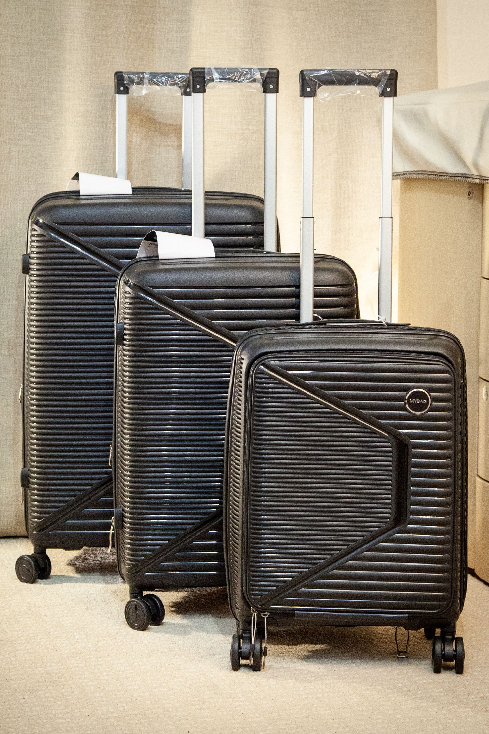 Чемоданы из полипропилена размер M. Купить чемодан на колесах в Москве