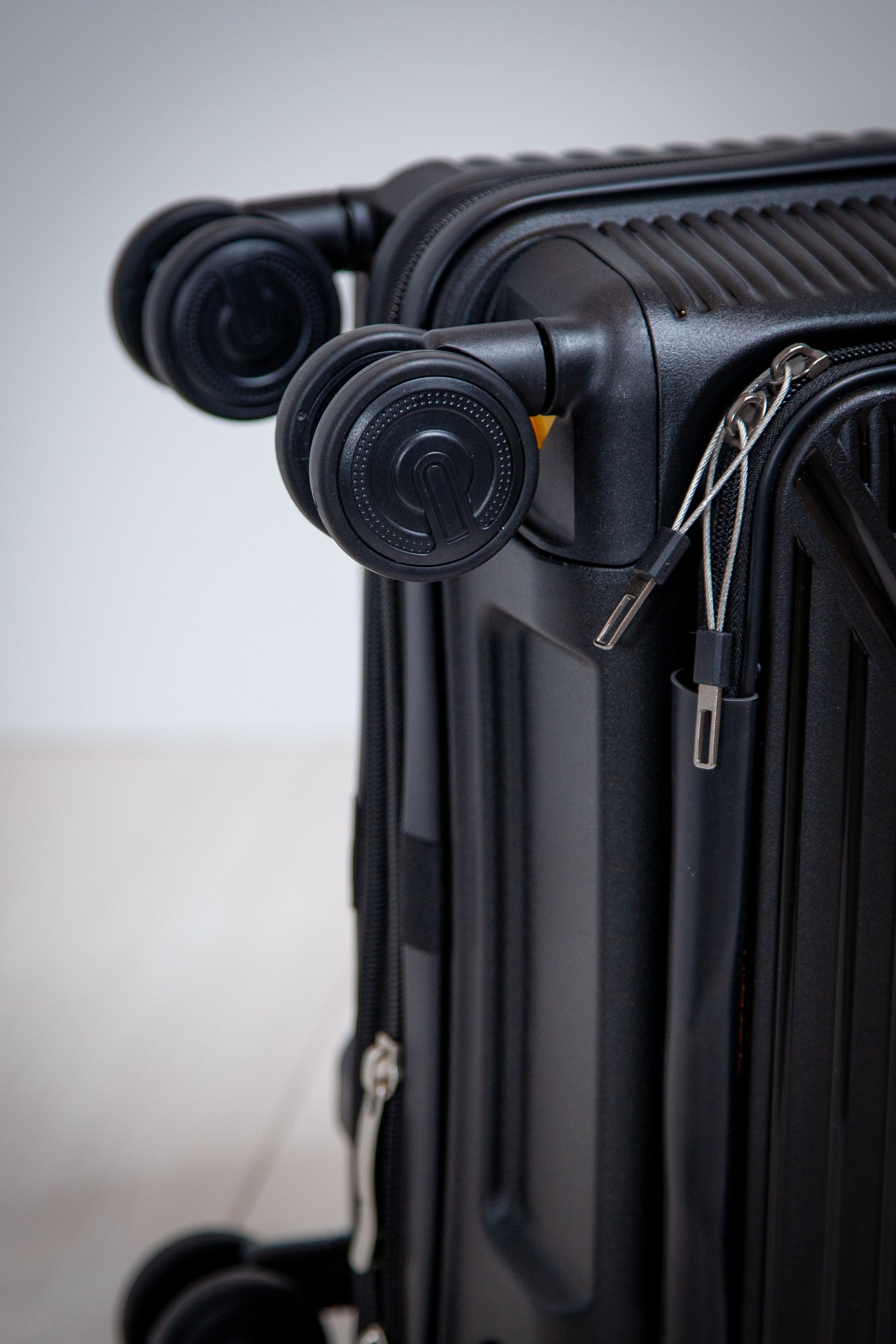 Купить чемодан ручная кладь на колесах 55×37×25. Купить чемодан на колесах в Москве