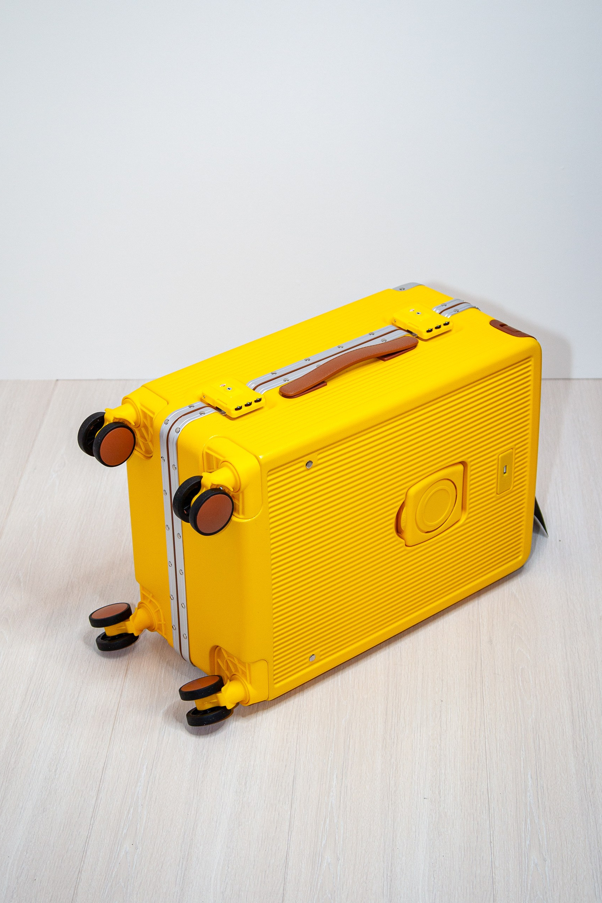 Недорогой желтый чемодан для ручной клади на&nbsp;колесах&nbsp;— легкие спиннеры S размера 55×37×25 см. Есть порт USB и подстаканник Из поликарбоната, 4 бесшумных колеса 360°, замок TSA. Идеально для самолёта, доставка по&nbsp;России, акции! ✈️