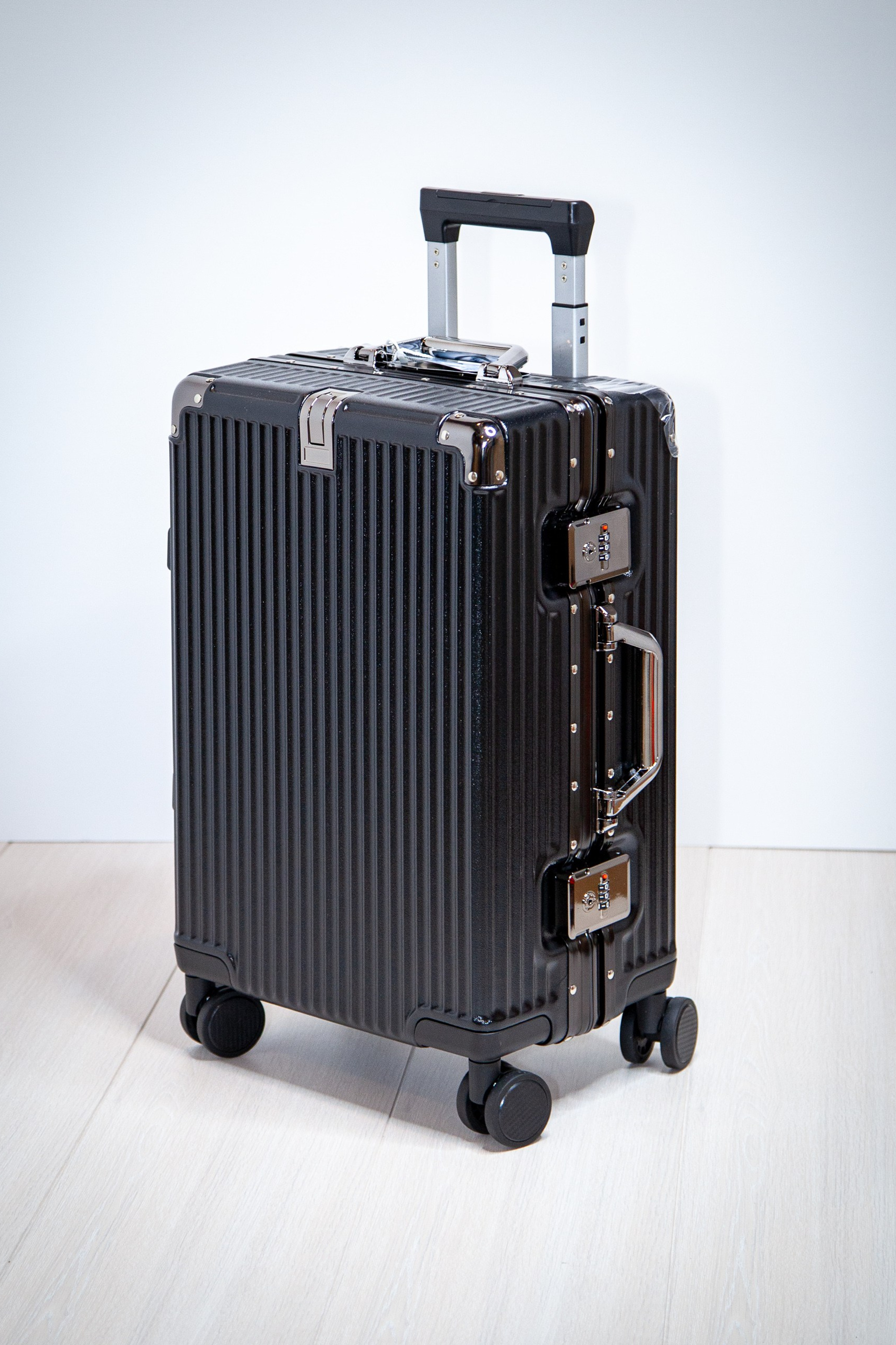 Купить чемодан из поликарбоната с узкой ручкой в размере M — значит выбрать баланс цены, прочности и удобства на годы вперёд! ✈️