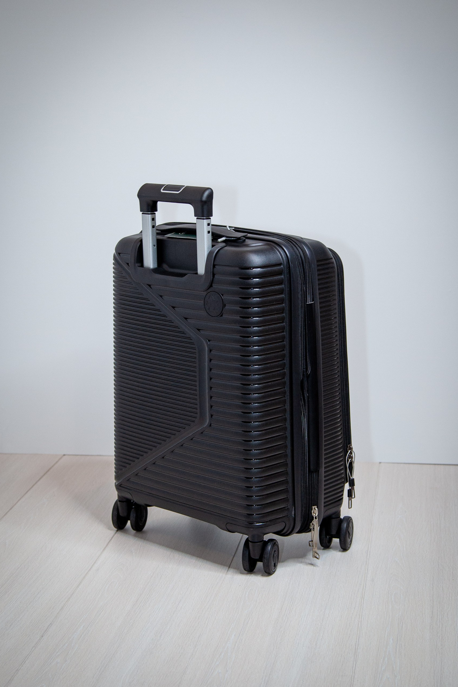 Купить чемодан ручная кладь на колесах 55×37×25. Купить чемодан на колесах в Москве