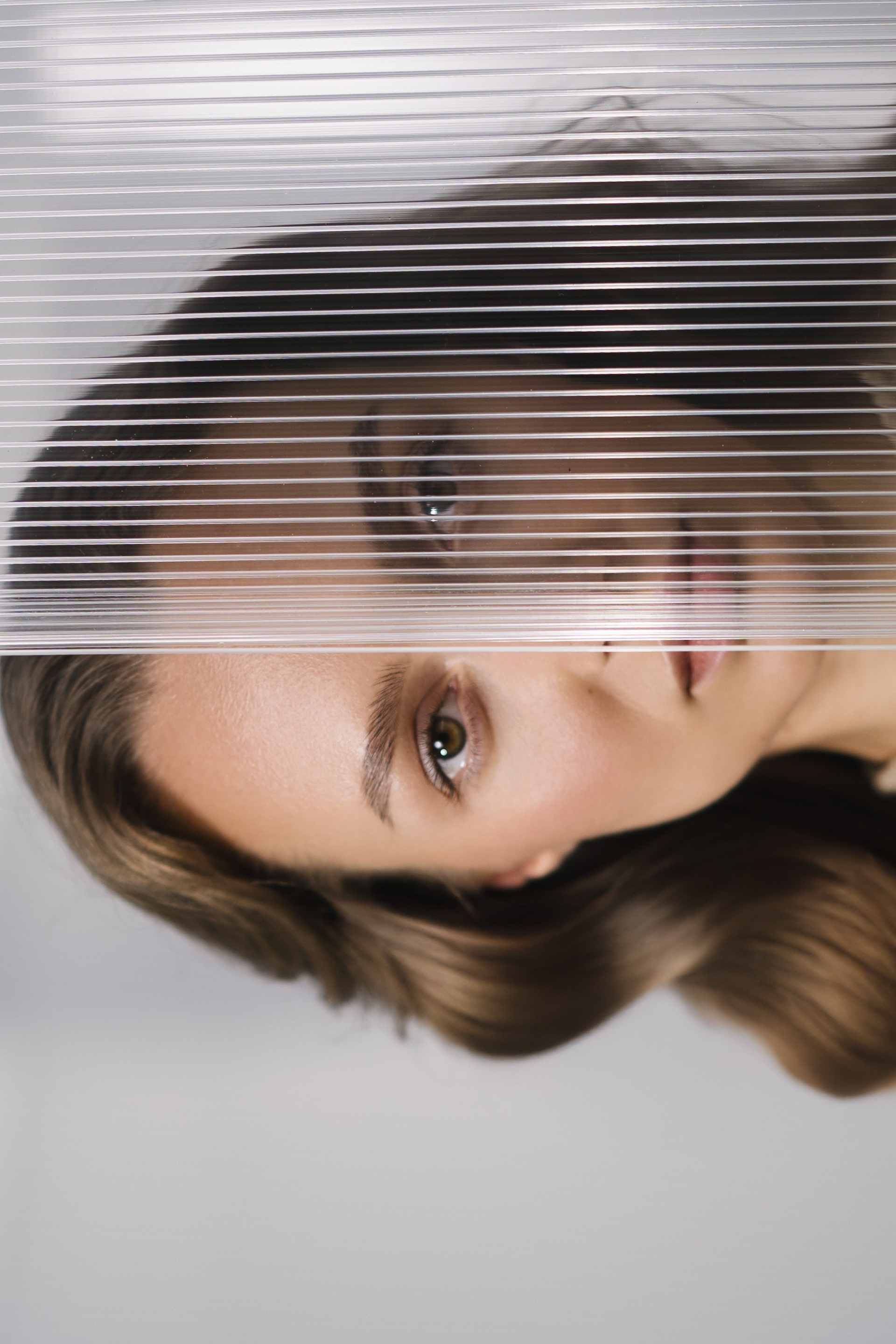 Полина —  элегантная съемка в нежном бежевом платье: мягкие фактуры и светлая палитра. Фотограф в Екатеринбурге Мария Меньщикова