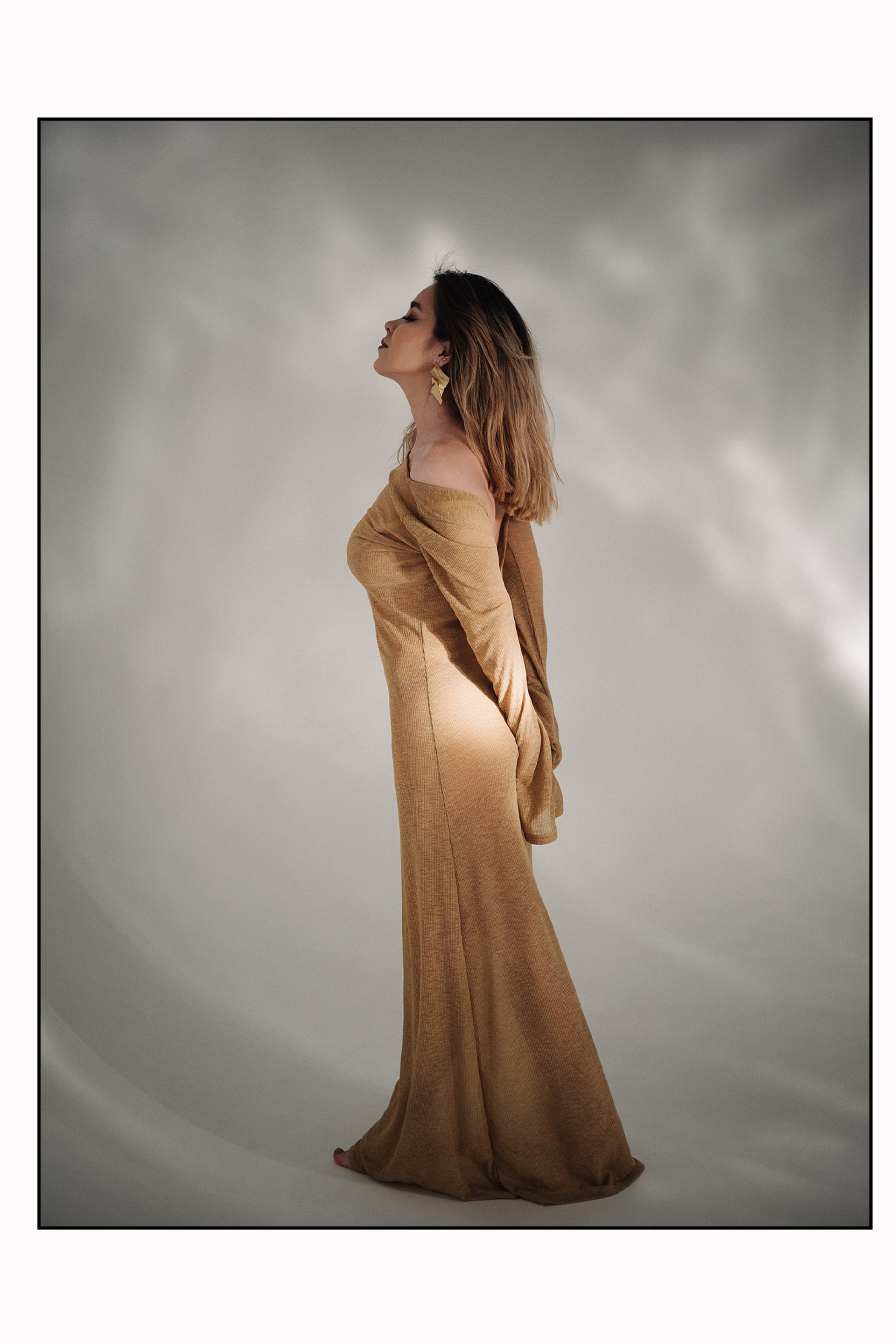 Алина — портретная съемка на циклораме с использованием гибкого зеркала. Фотограф в Екатеринбурге Мария Меньщикова