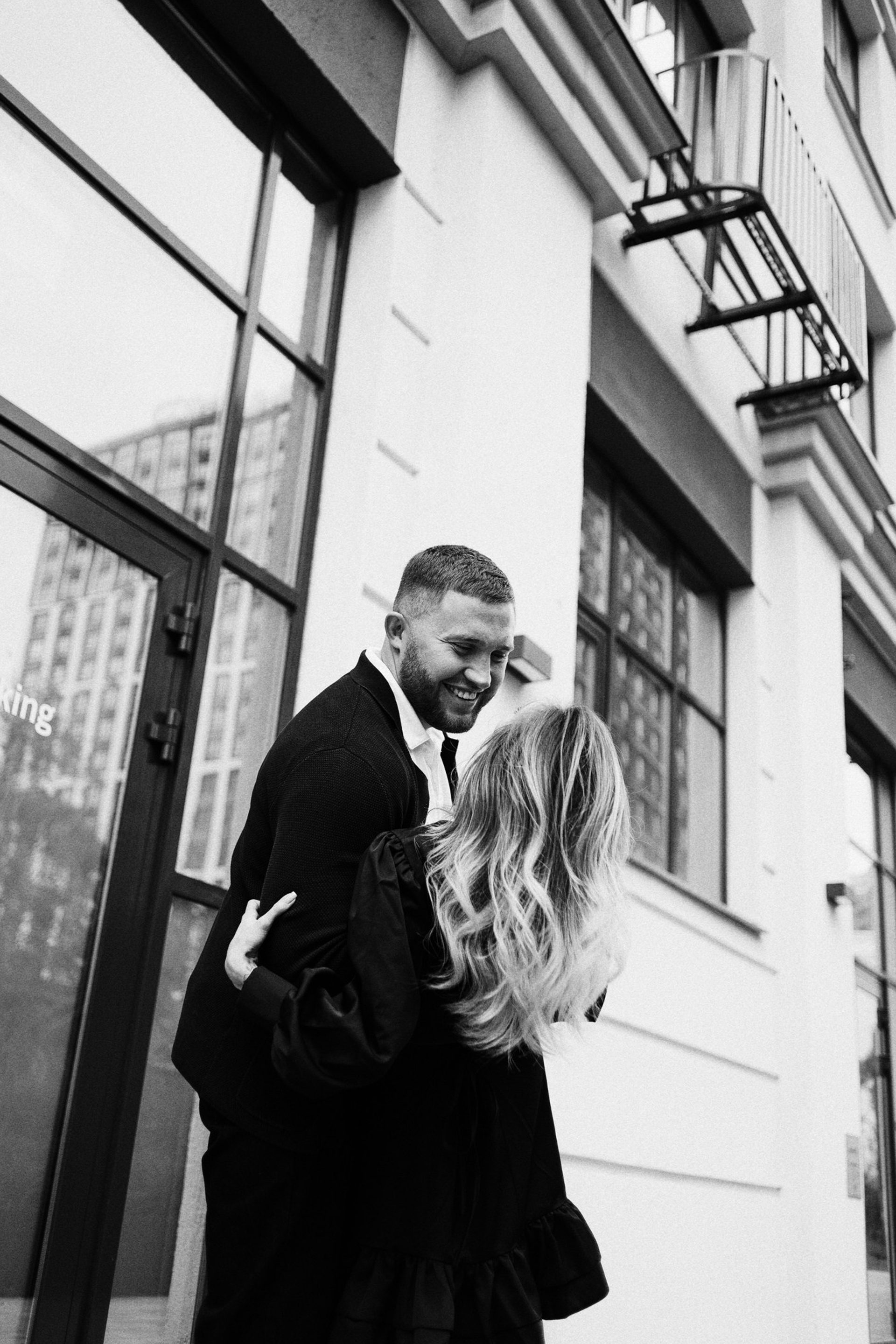 Фотосессия Love Story в Тюмени — стрит-стайл прогулка в Европейском районе. Портретный фотограф Тюмень Дарья Мустафина