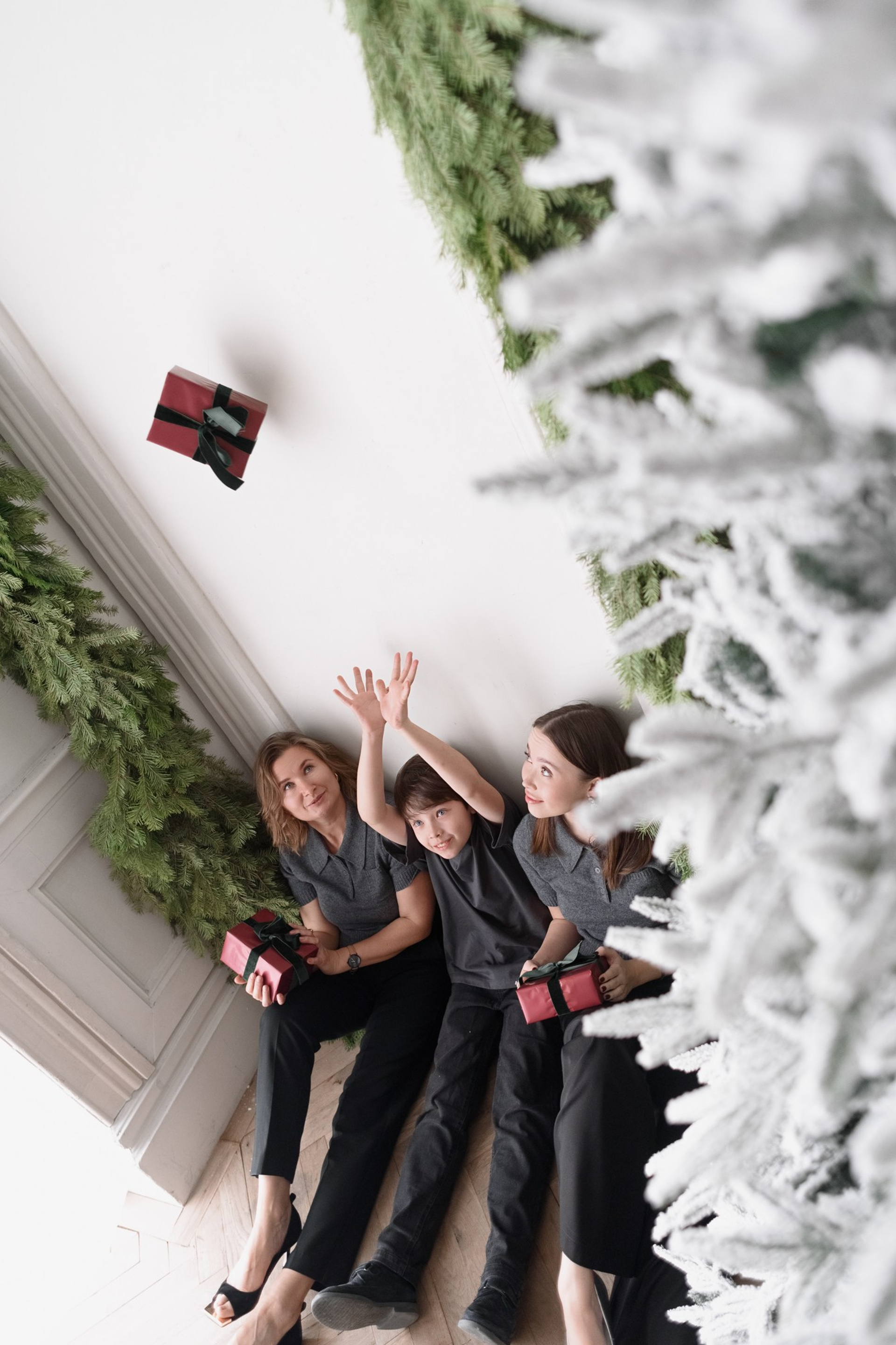 Классическая семейная фотосессия на циклораме в Тюмени. Портретный фотограф Тюмень Дарья Мустафина