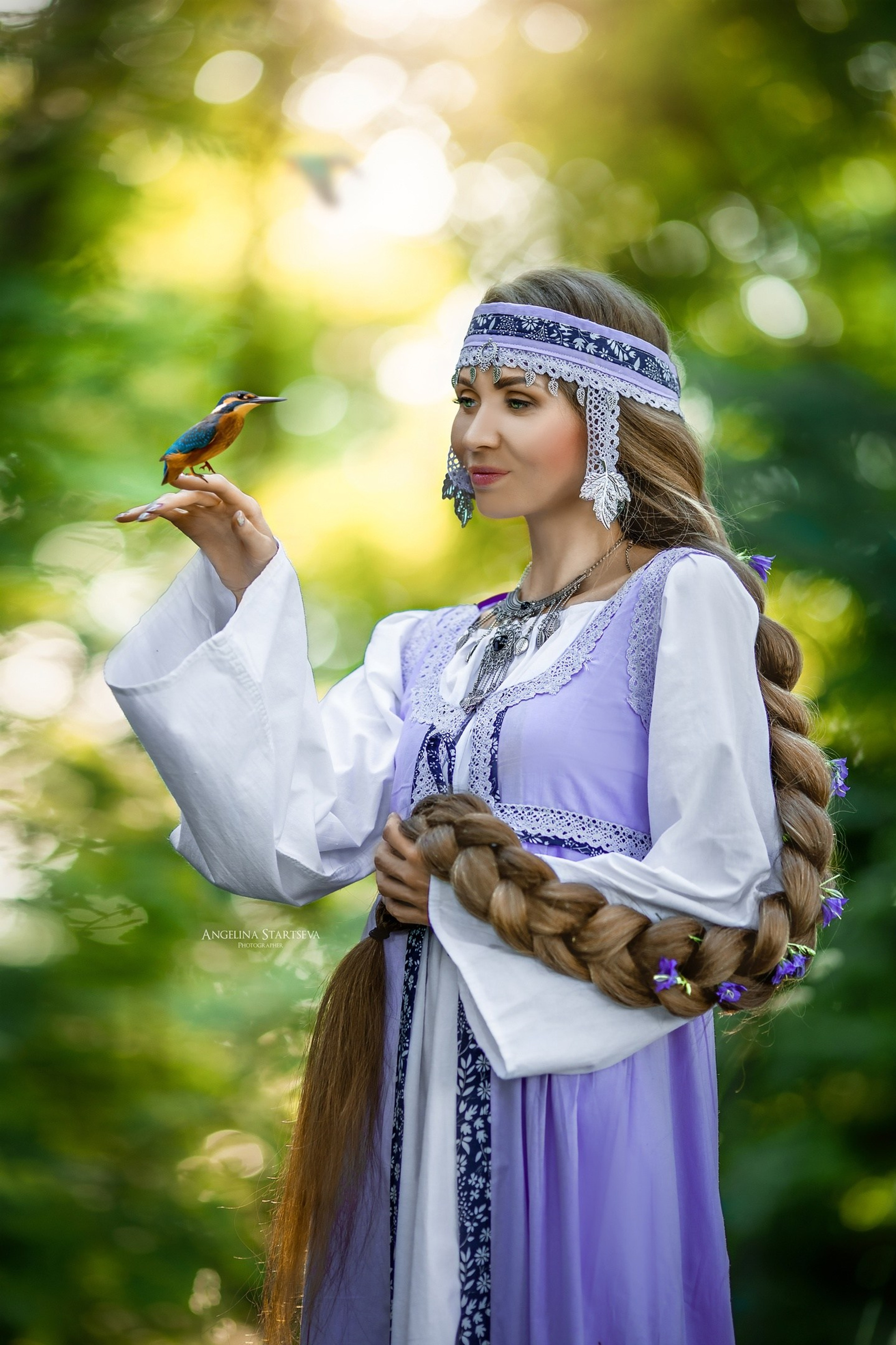 девушка и птица фото, фото славянки на природе, русский стиль, коса до пояса