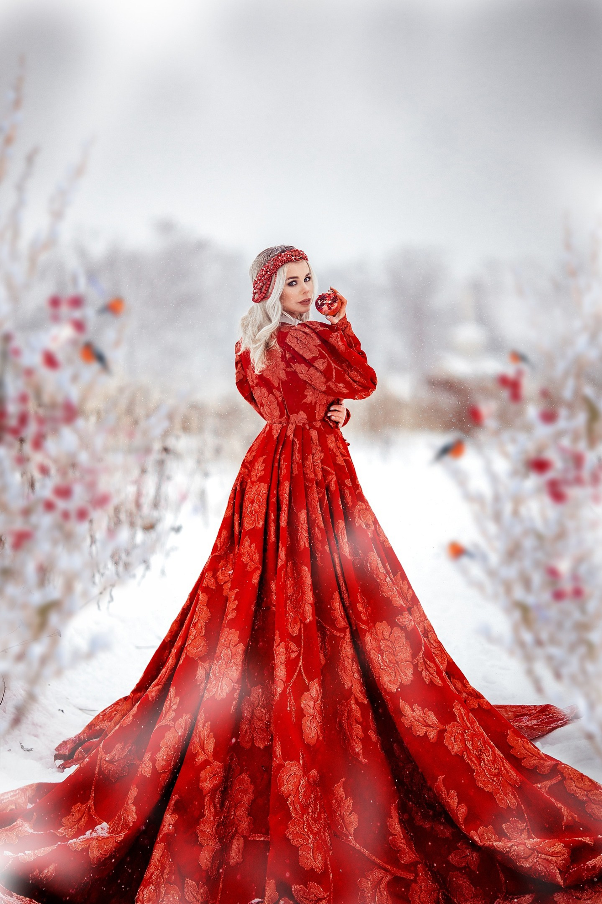 девушка в алом кафтане в очелье на природе, сказочный фотограф Ангелина Старцева