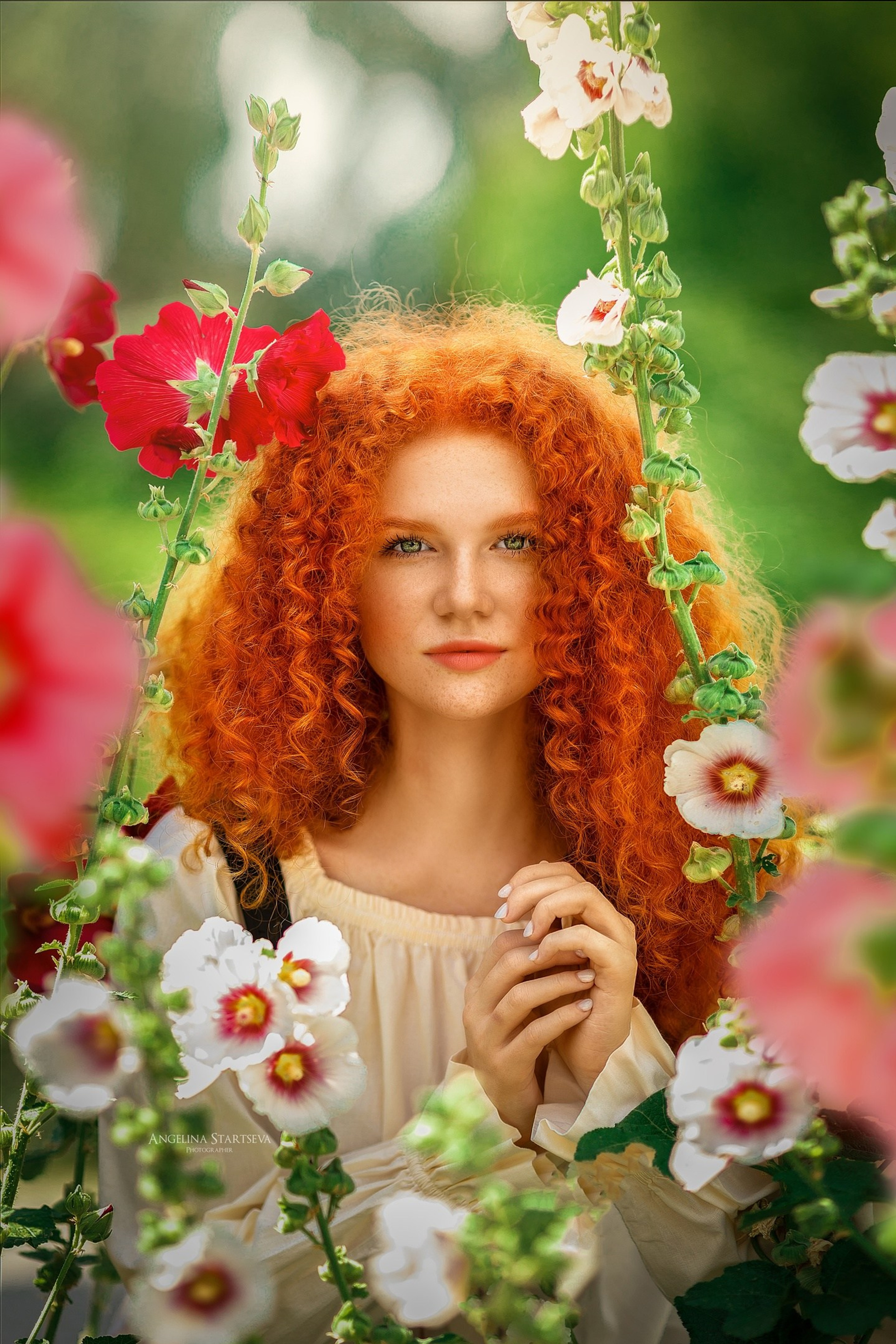 рыжая девушка в цветах фото